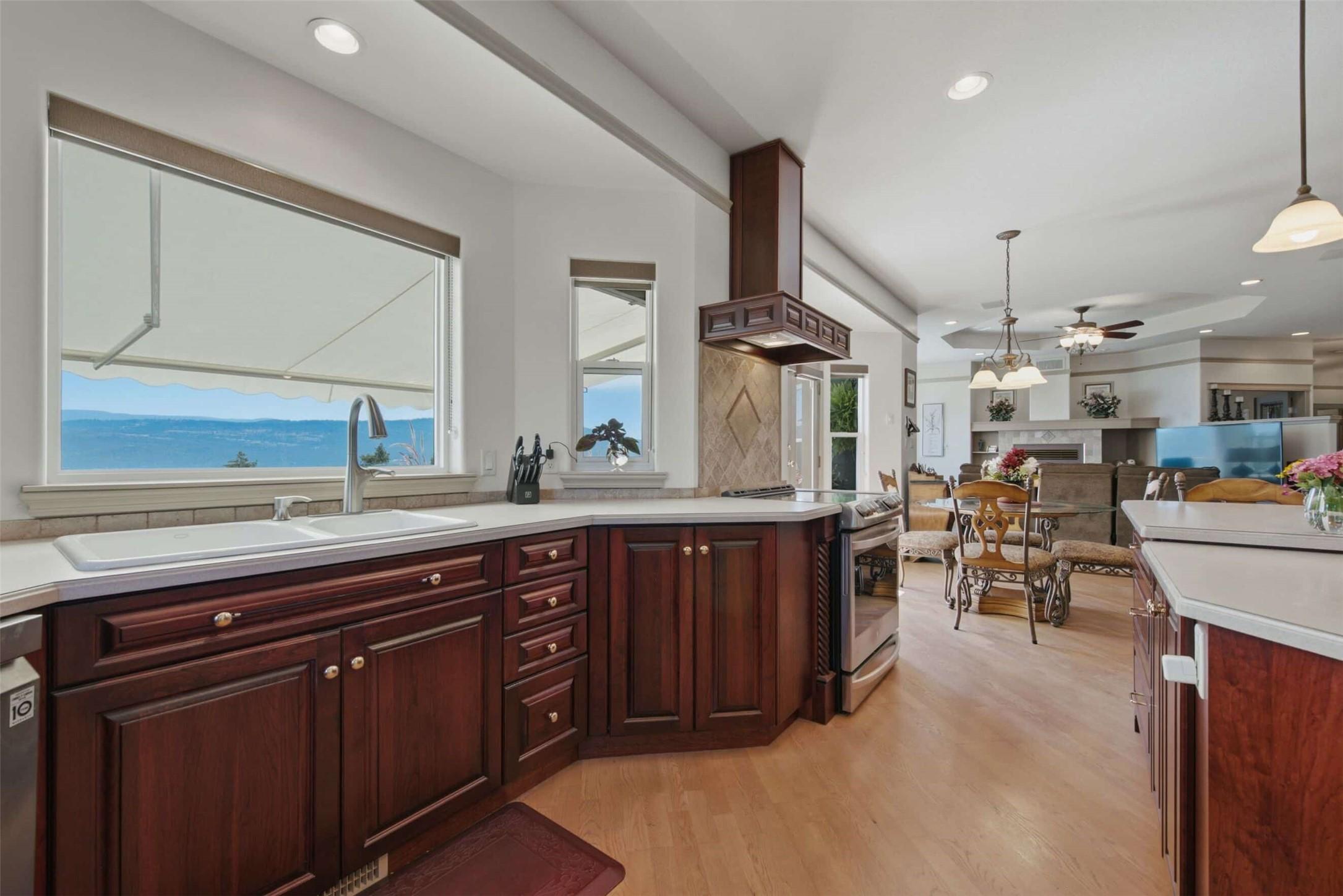 594 Mountain Drive, Vernon, BC - Indoor Photo Showing Kitchen With Double Sink