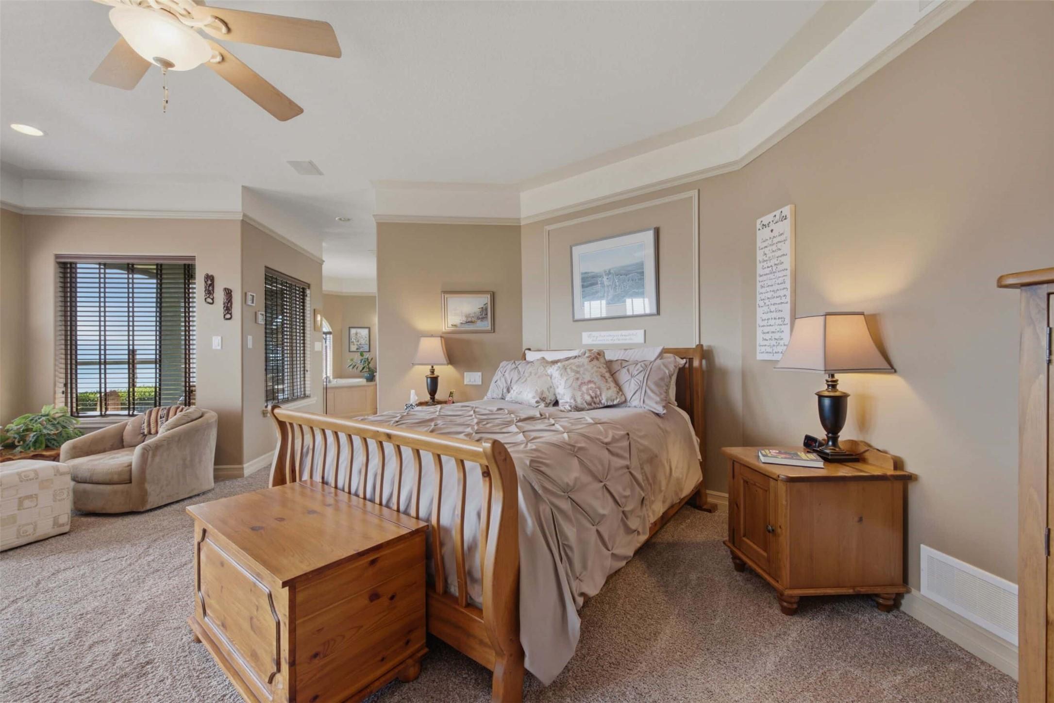 594 Mountain Drive, Vernon, BC - Indoor Photo Showing Bedroom