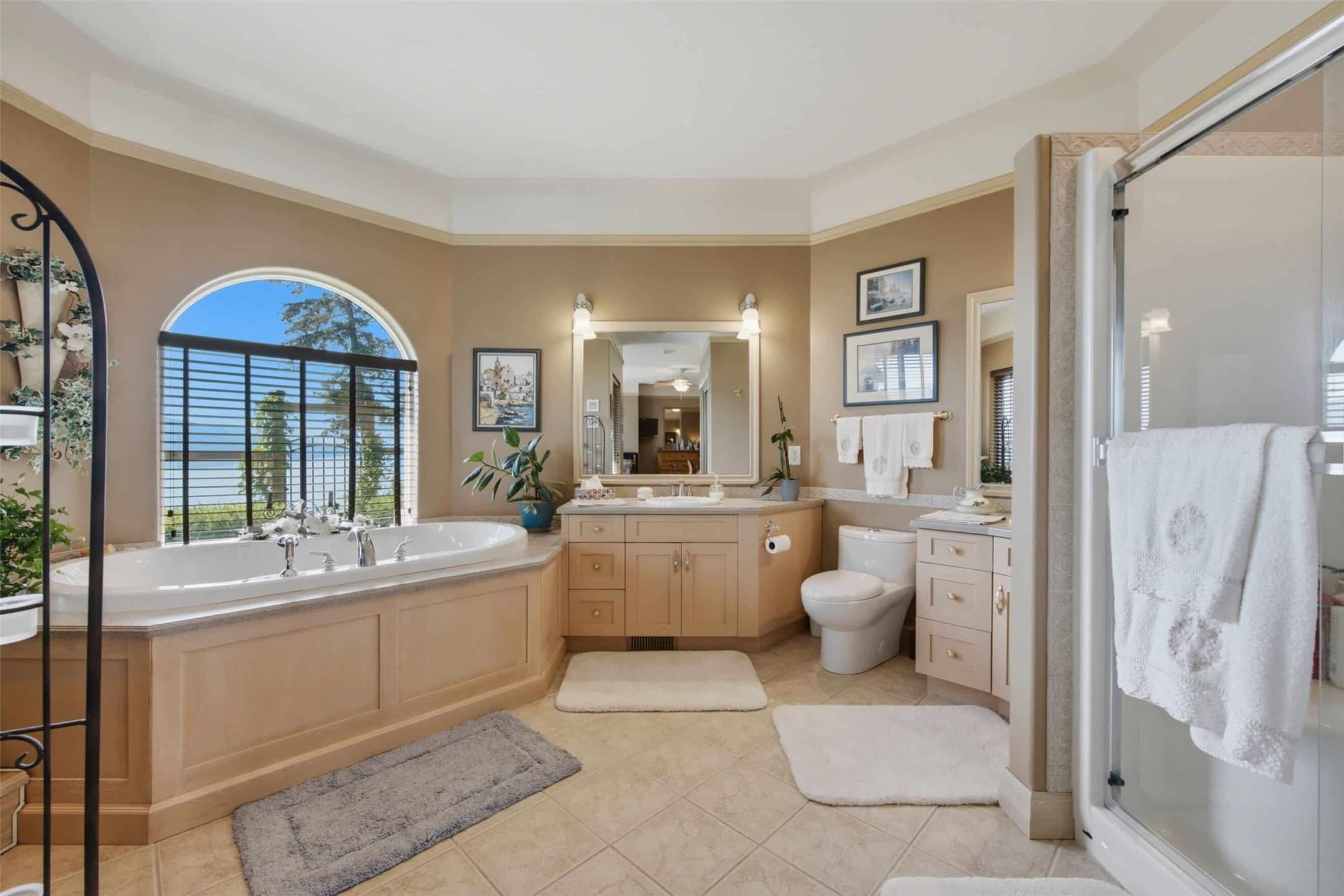 594 Mountain Drive, Vernon, BC - Indoor Photo Showing Bathroom