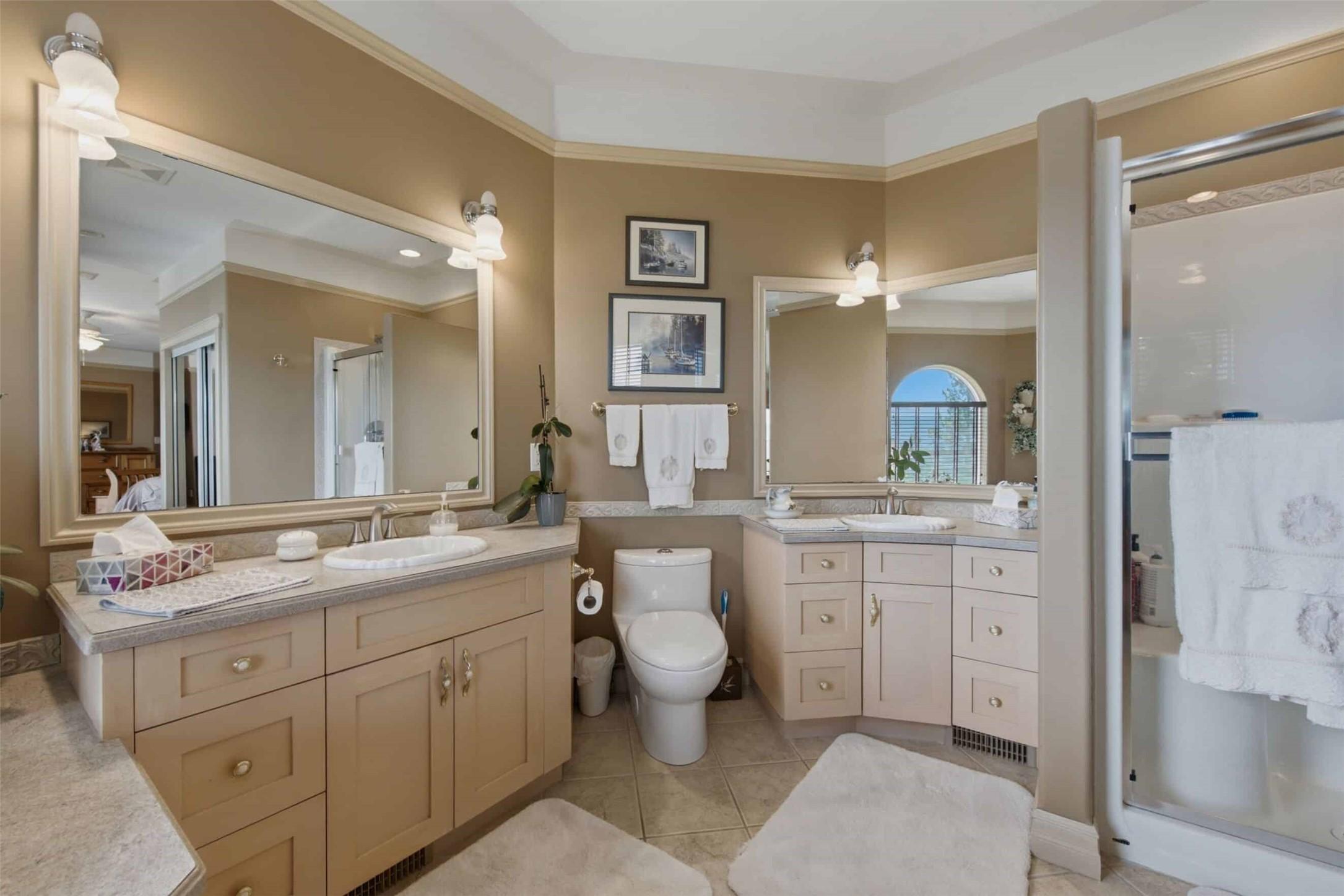 594 Mountain Drive, Vernon, BC - Indoor Photo Showing Bathroom