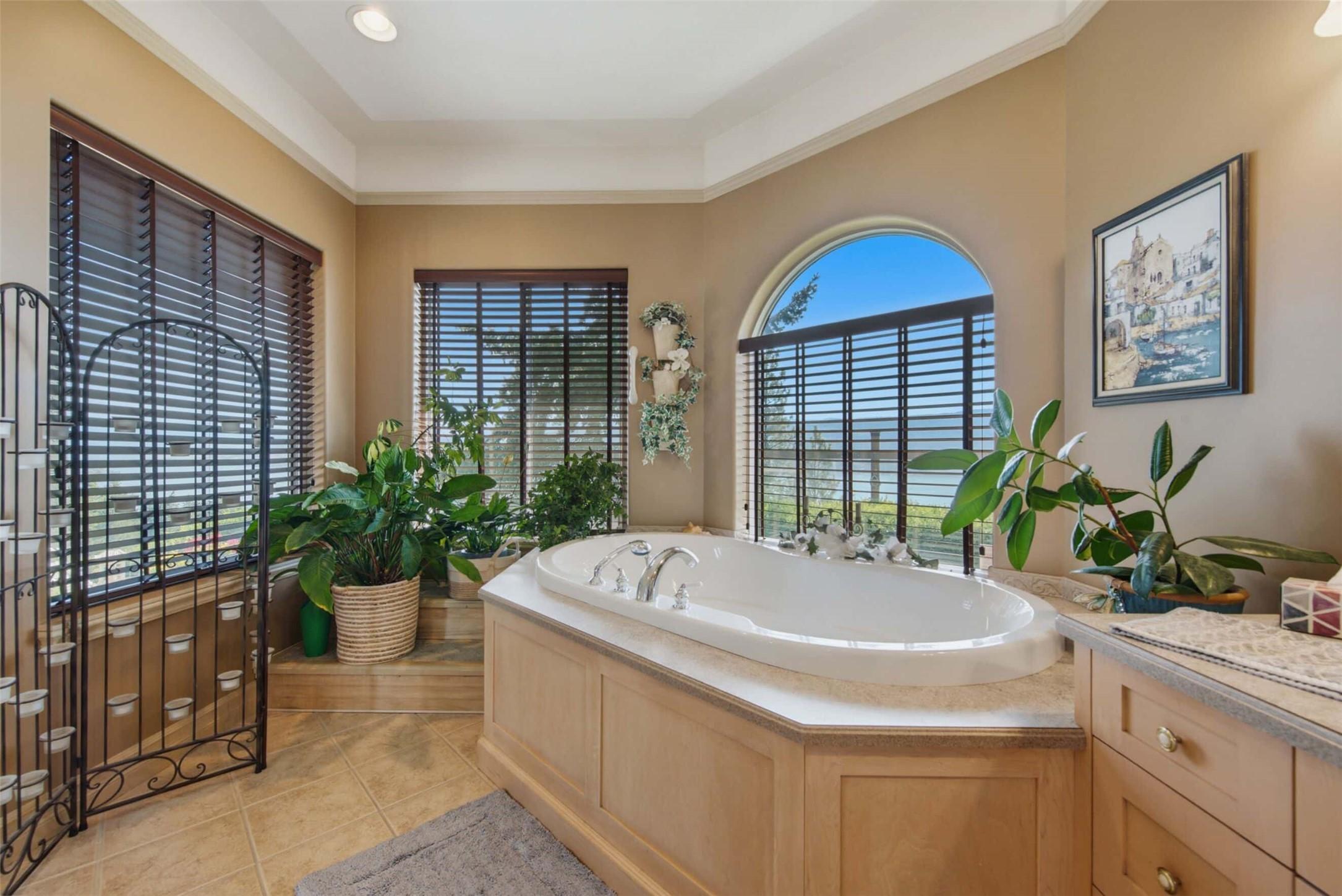 594 Mountain Drive, Vernon, BC - Indoor Photo Showing Bathroom