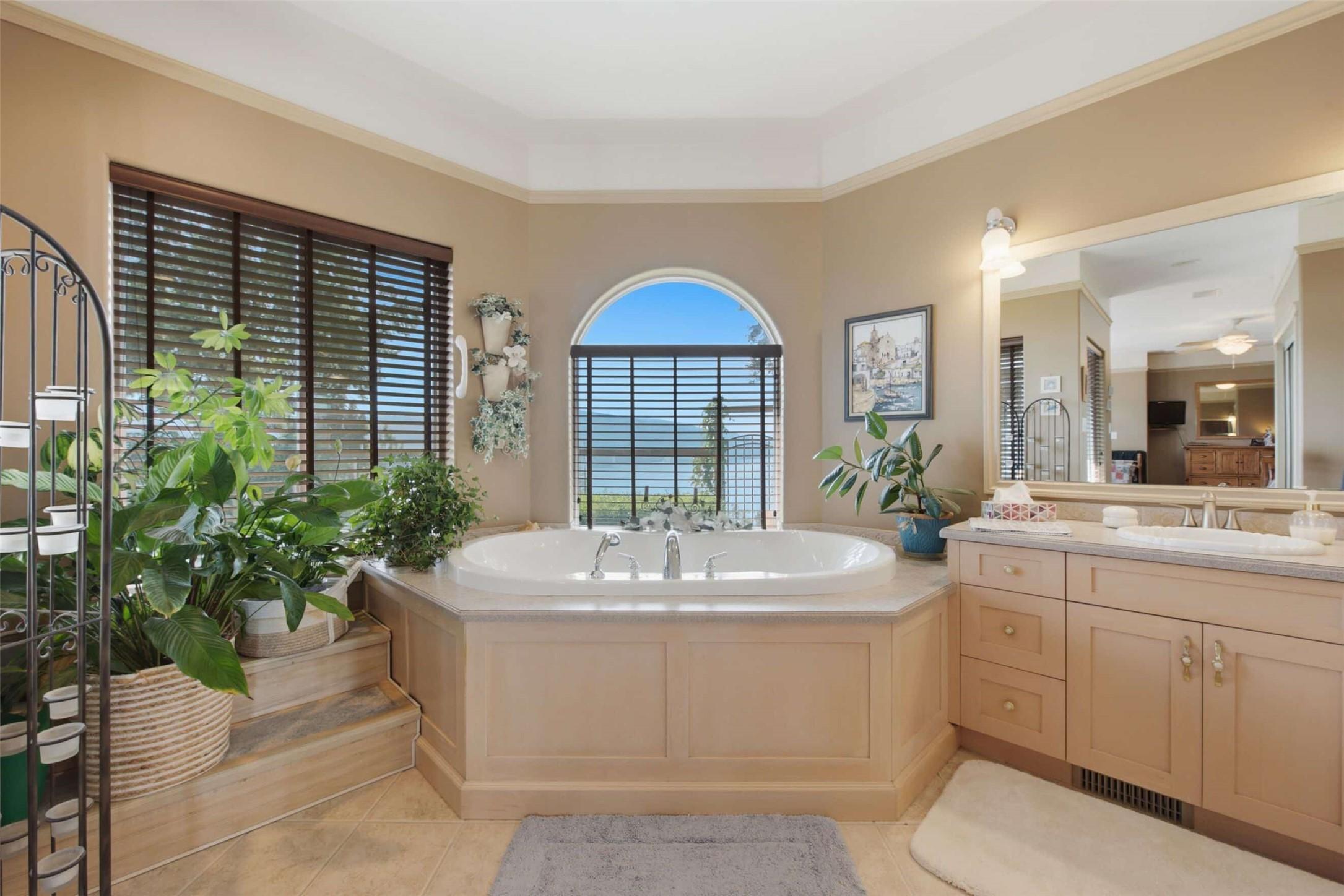 594 Mountain Drive, Vernon, BC - Indoor Photo Showing Bathroom