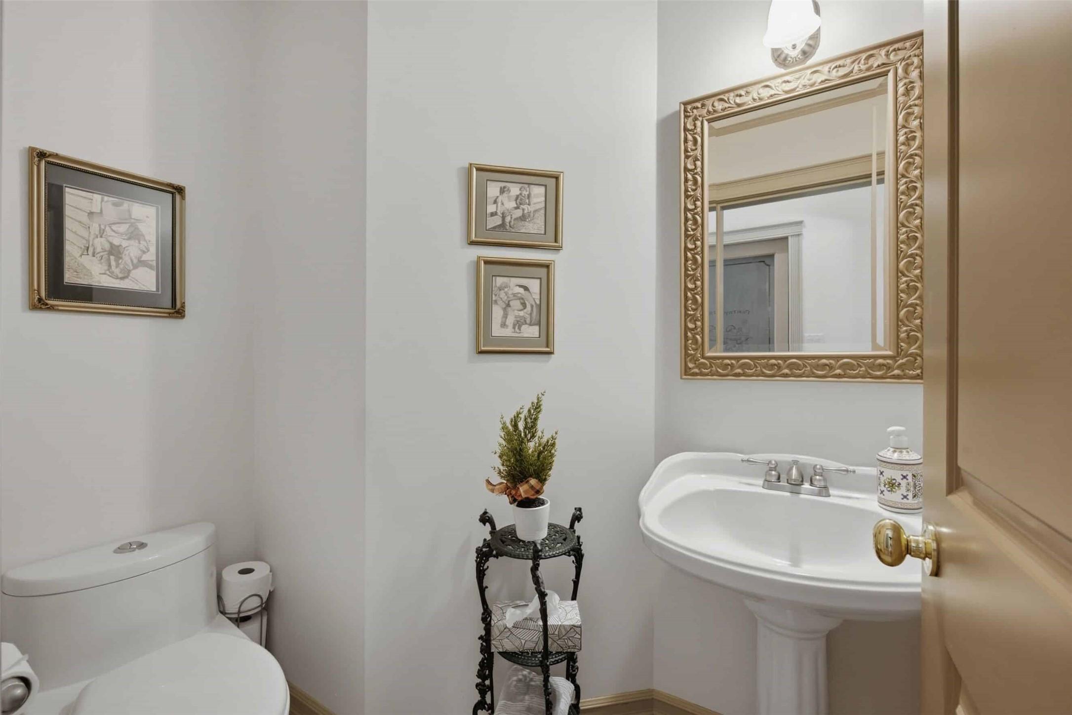 594 Mountain Drive, Vernon, BC - Indoor Photo Showing Bathroom