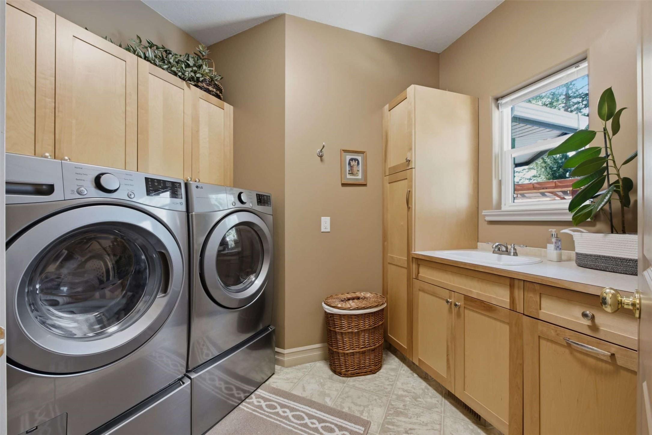 594 Mountain Drive, Vernon, BC - Indoor Photo Showing Laundry Room