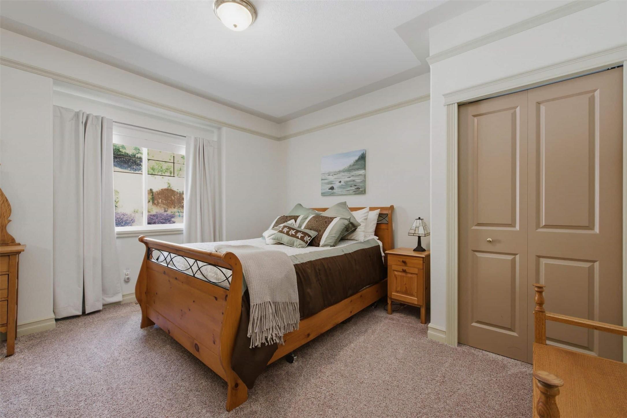 594 Mountain Drive, Vernon, BC - Indoor Photo Showing Bedroom