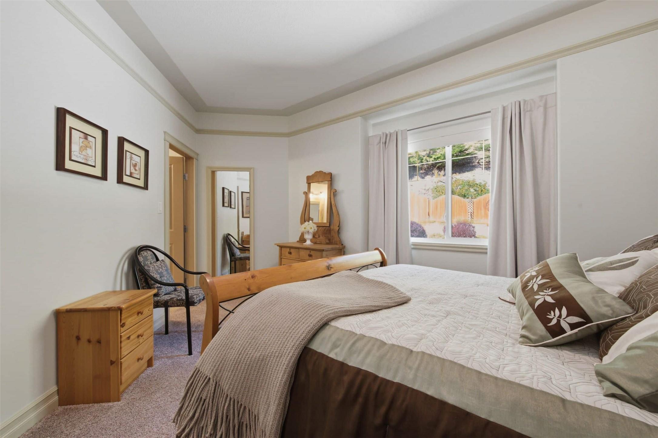 594 Mountain Drive, Vernon, BC - Indoor Photo Showing Bedroom