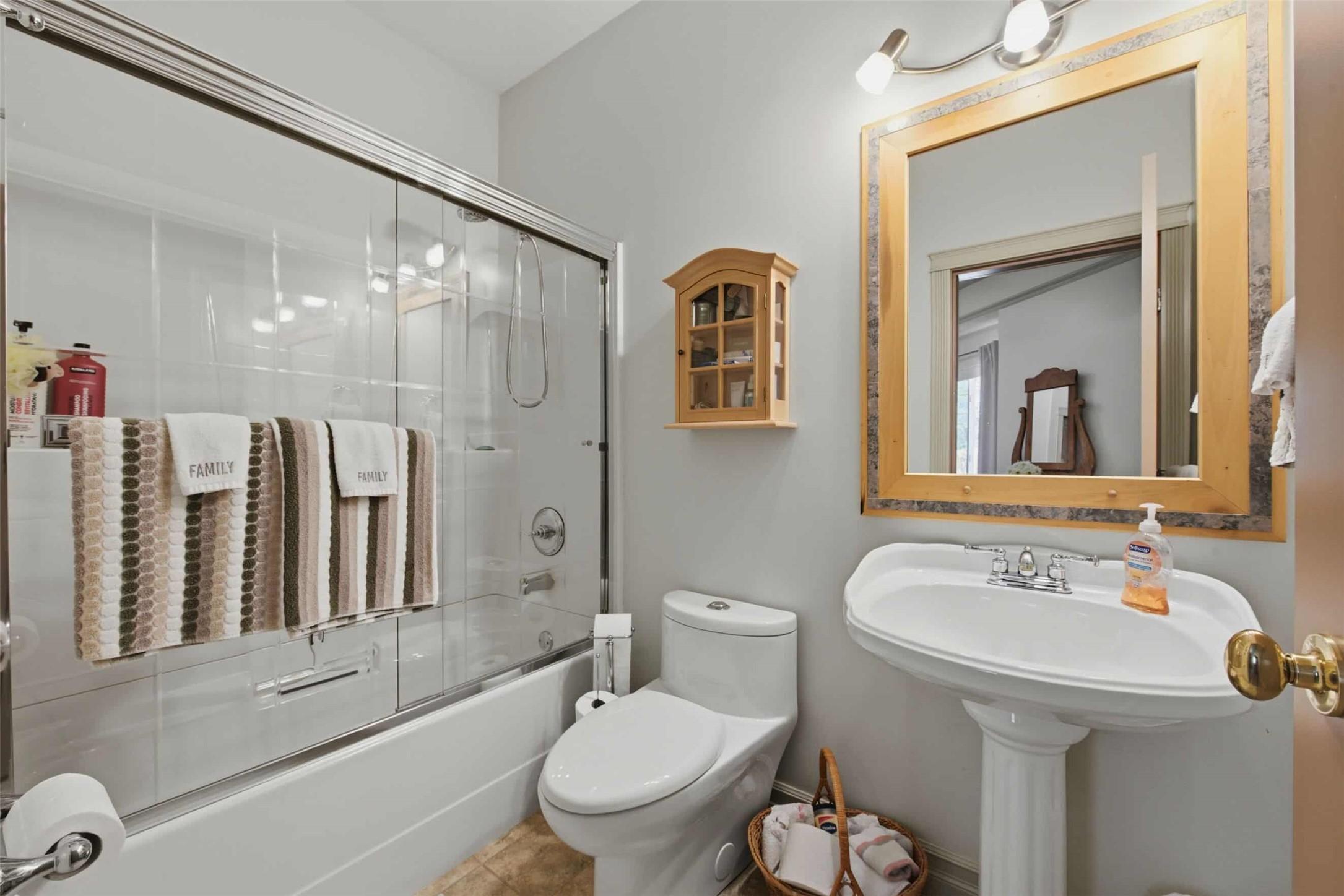 594 Mountain Drive, Vernon, BC - Indoor Photo Showing Bathroom