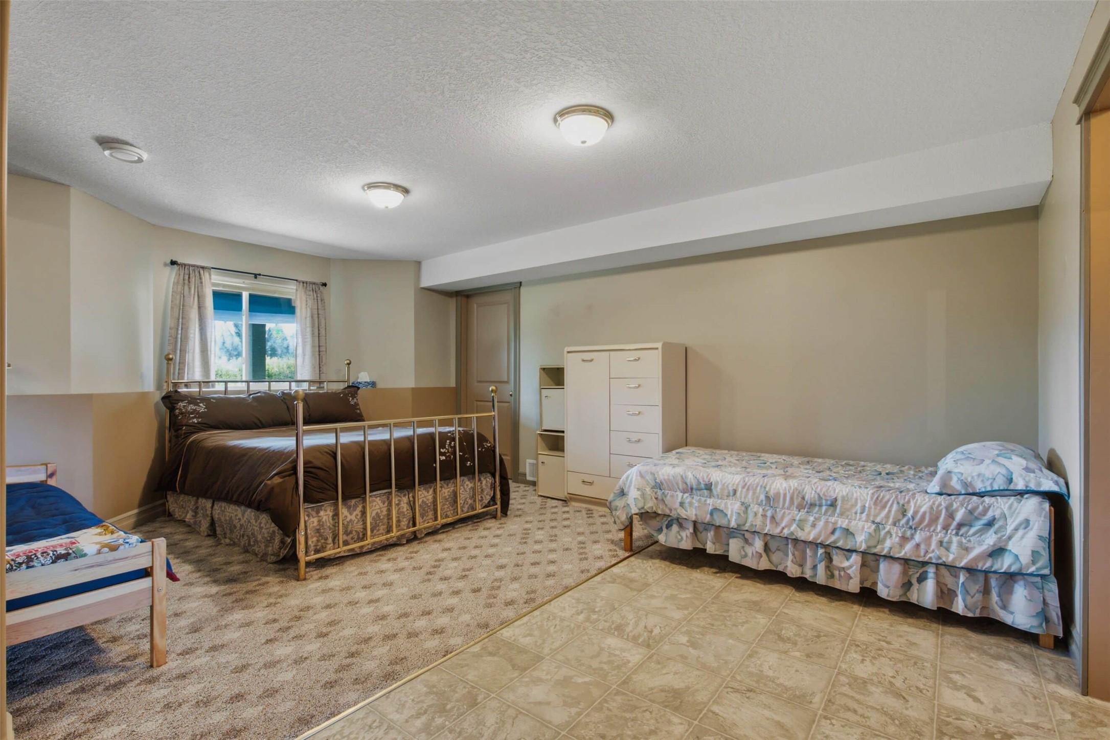 594 Mountain Drive, Vernon, BC - Indoor Photo Showing Bedroom