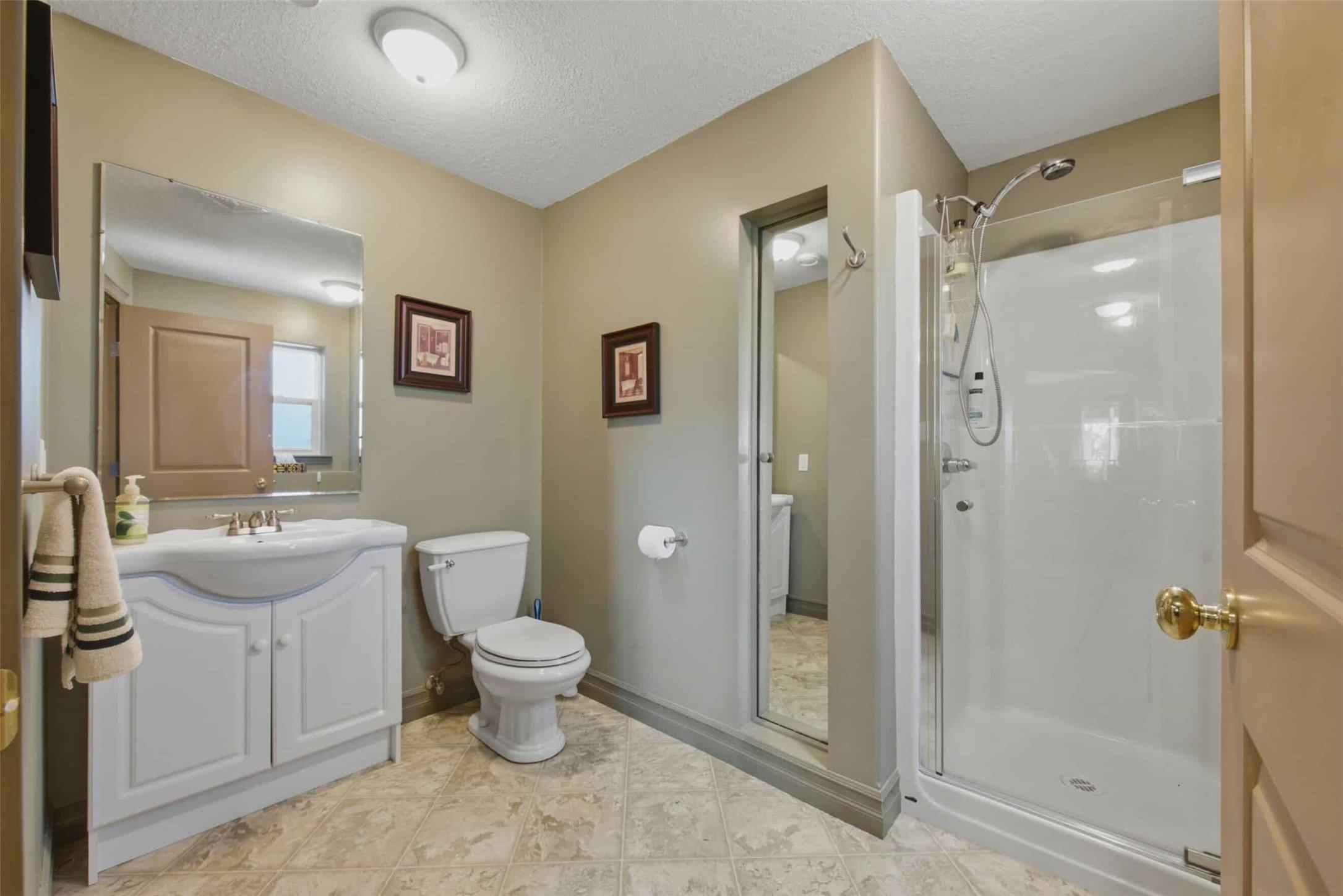 594 Mountain Drive, Vernon, BC - Indoor Photo Showing Bathroom