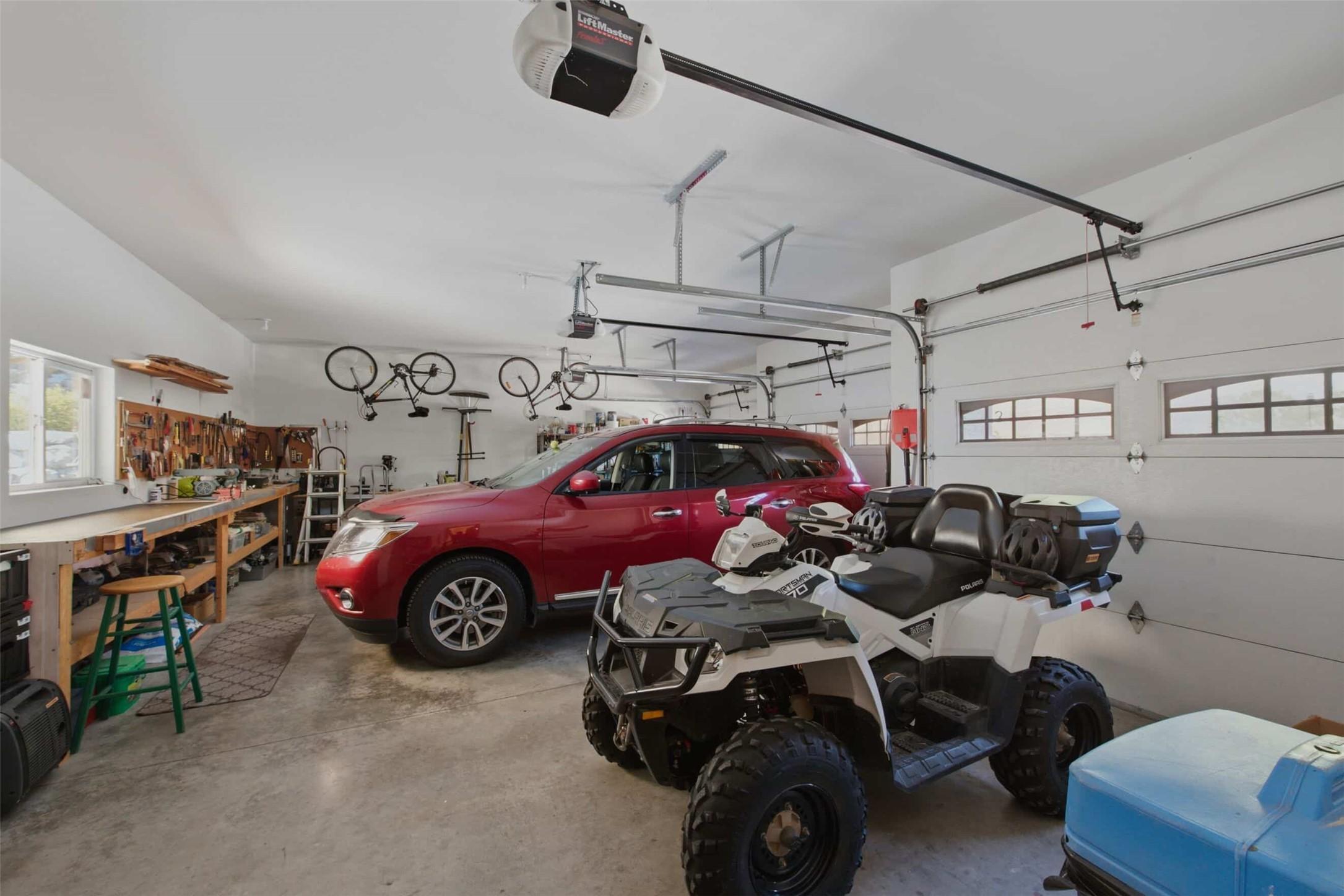 594 Mountain Drive, Vernon, BC - Indoor Photo Showing Garage