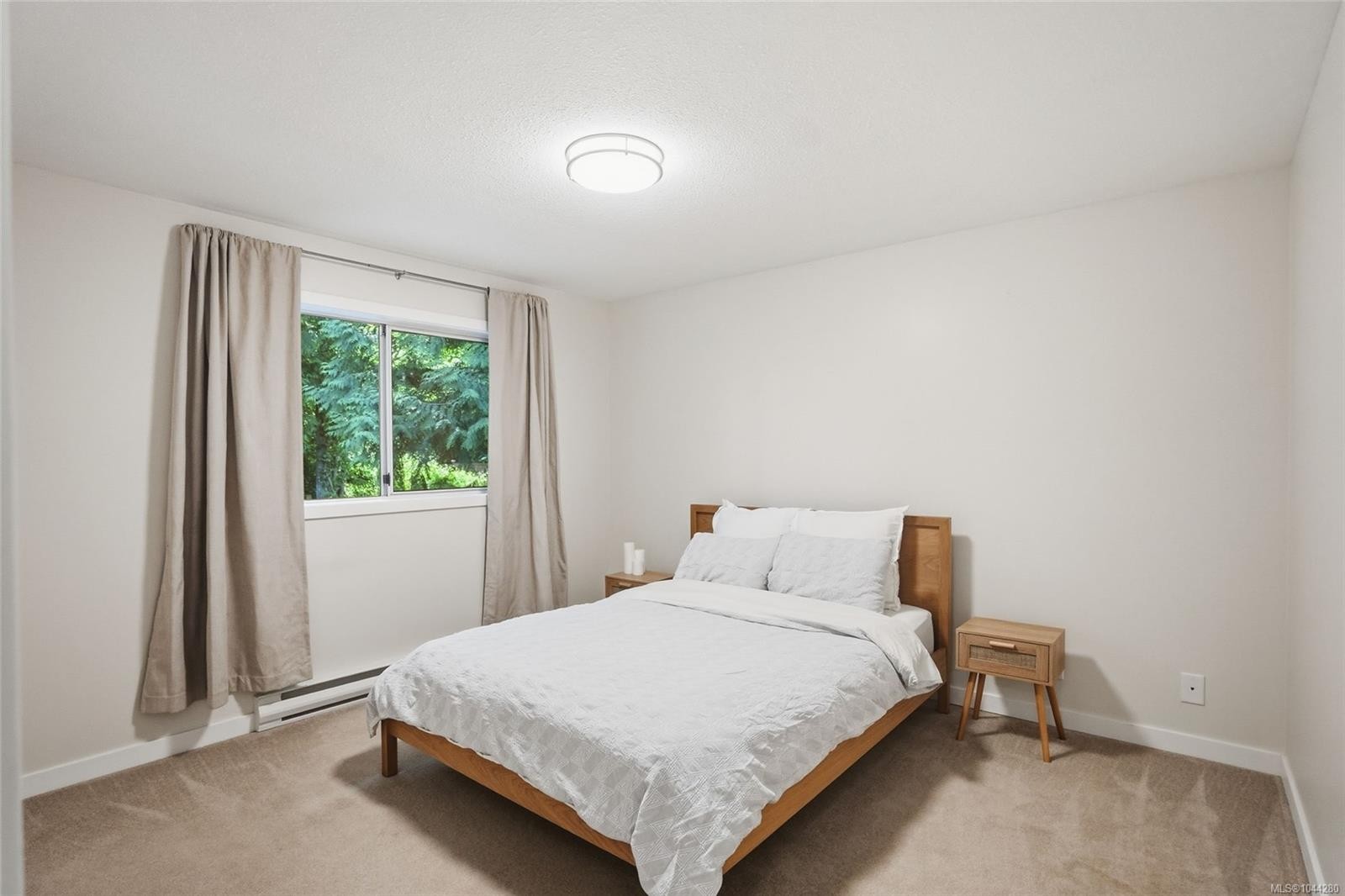 #B-184 Westwood Rd, Nanaimo, BC - Indoor Photo Showing Bedroom