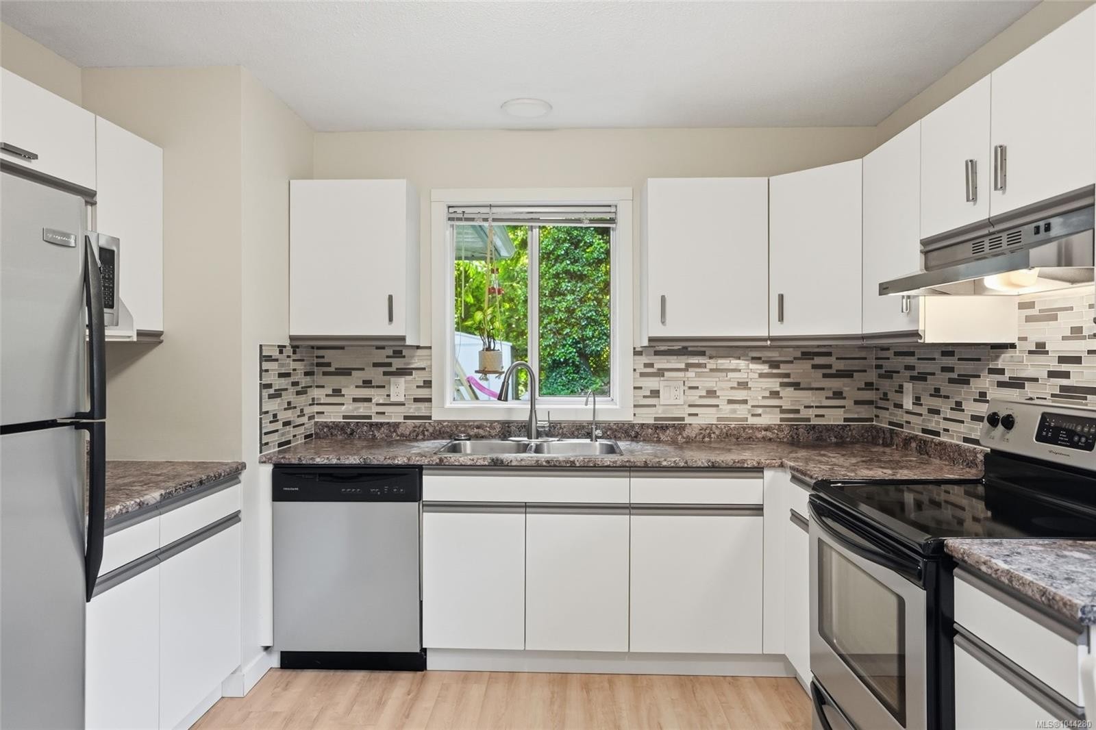 #B-184 Westwood Rd, Nanaimo, BC - Indoor Photo Showing Kitchen With Double Sink