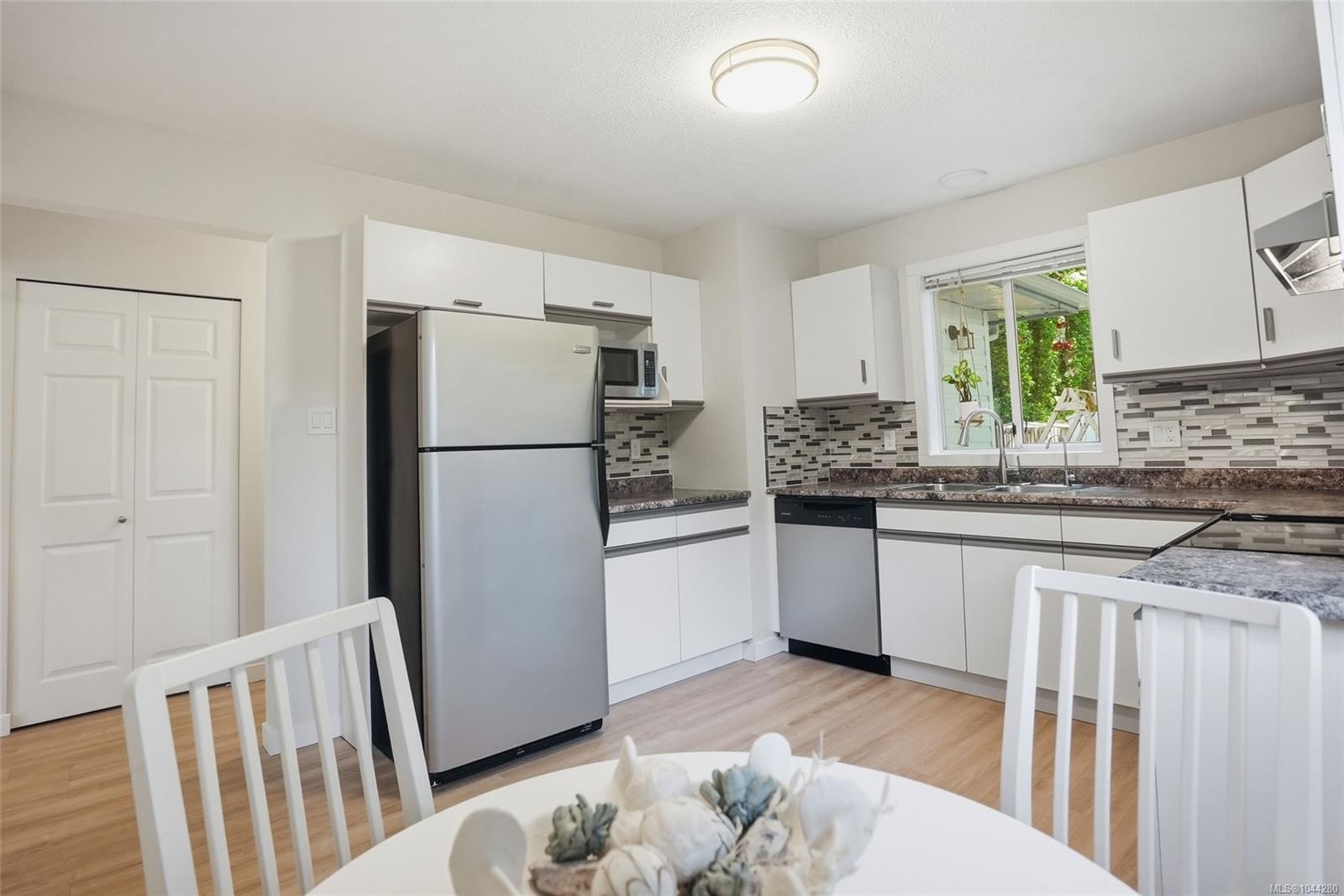 #B-184 Westwood Rd, Nanaimo, BC - Indoor Photo Showing Kitchen With Double Sink