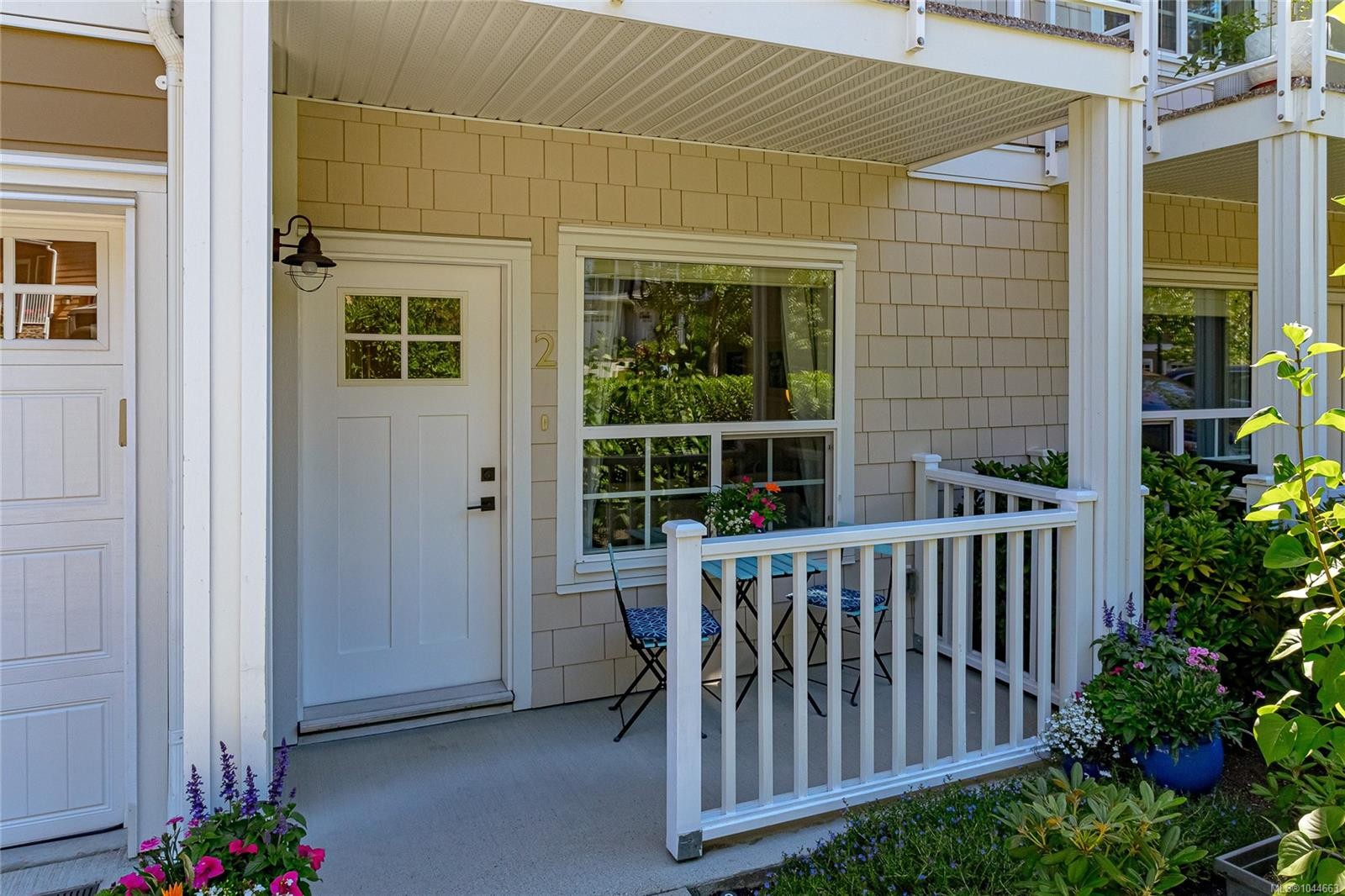 #2-1649 Lloyd Pl, View Royal, BC