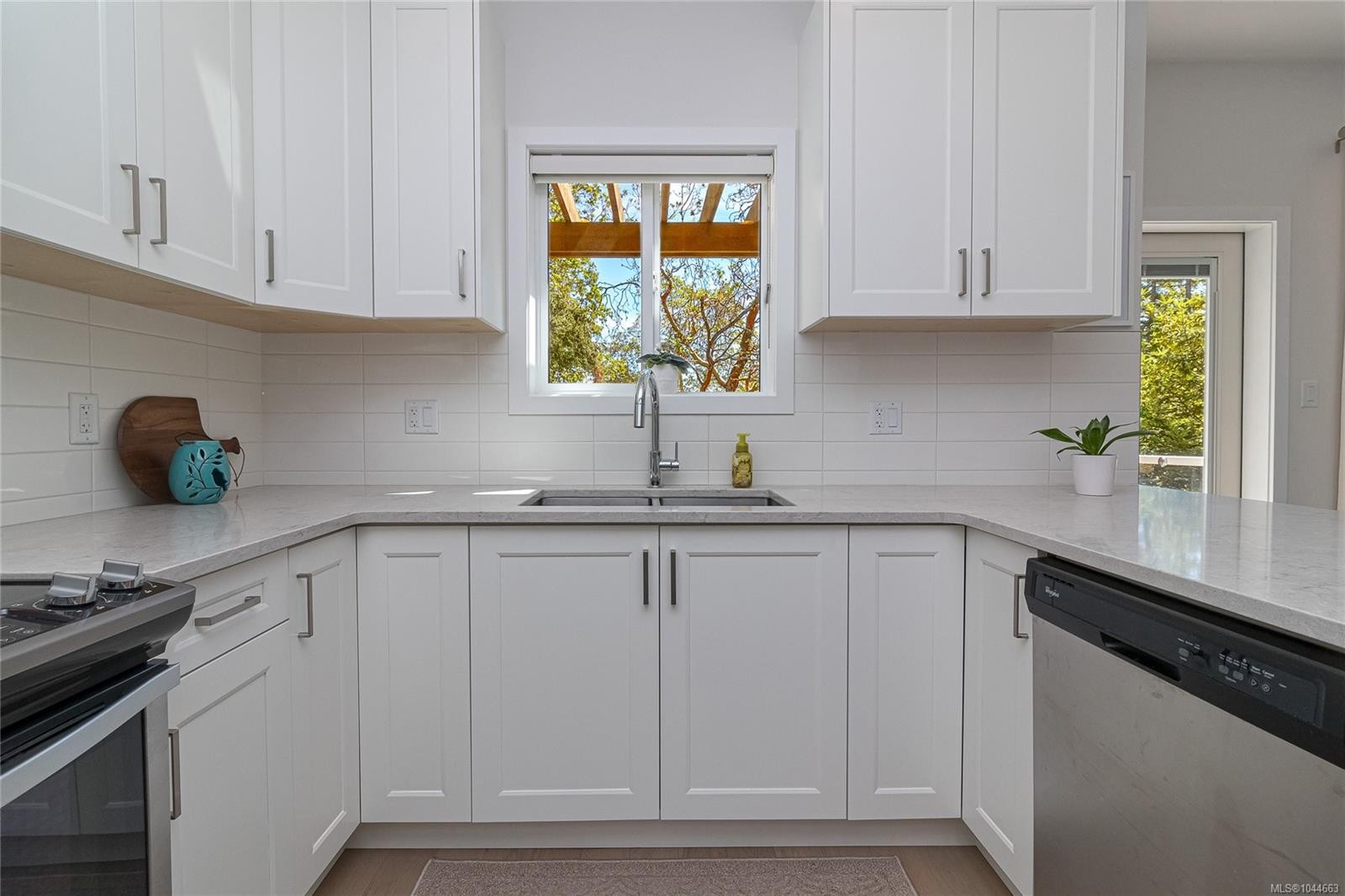 #2-1649 Lloyd Pl, View Royal, BC