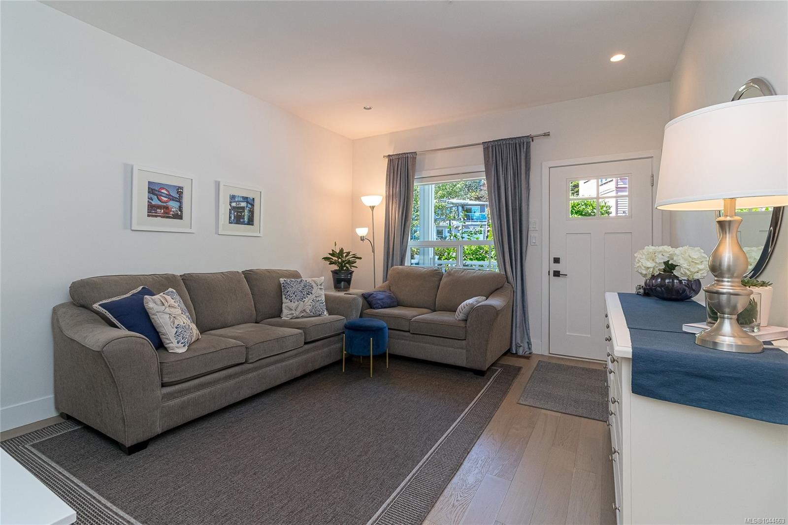 #2-1649 Lloyd Pl, View Royal, BC