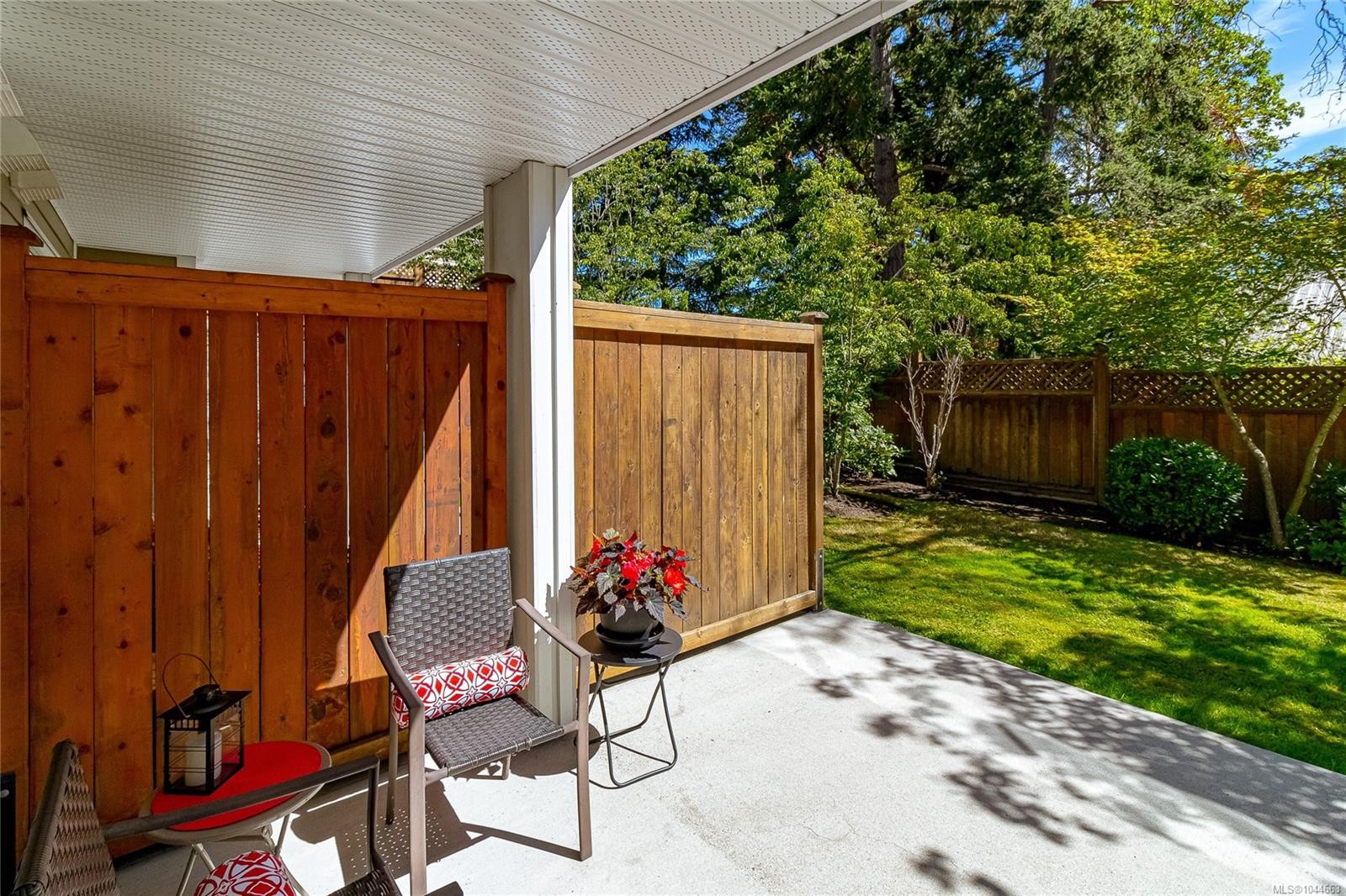 #2-1649 Lloyd Pl, View Royal, BC