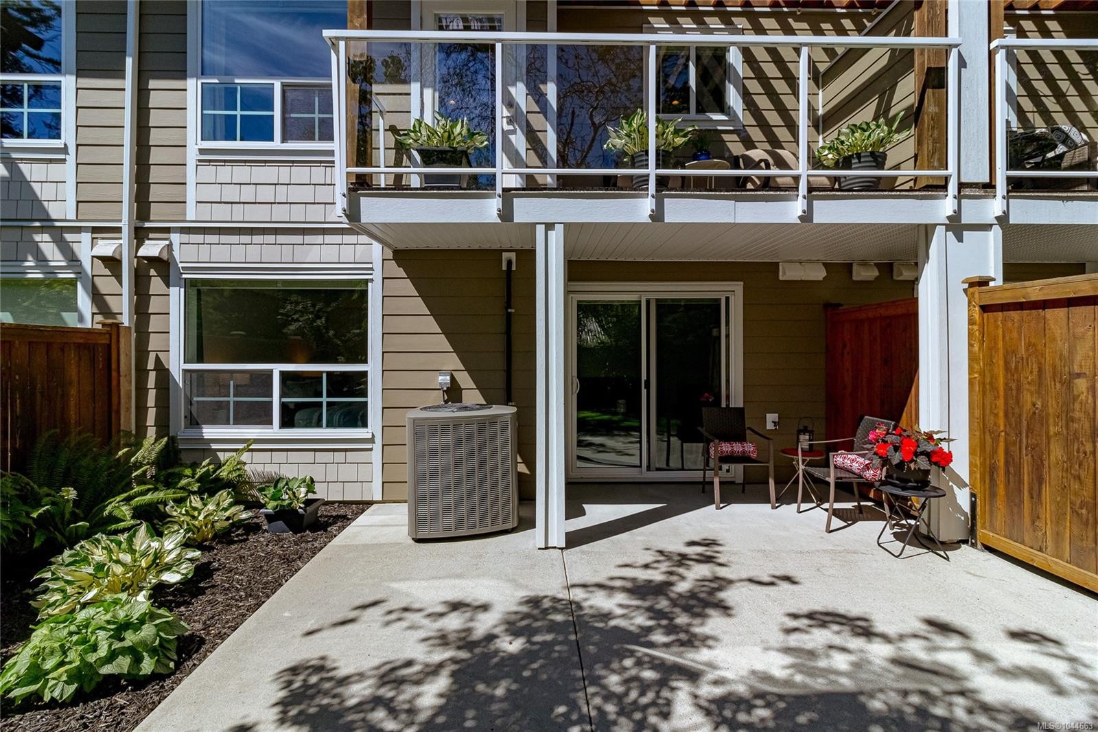 #2-1649 Lloyd Pl, View Royal, BC