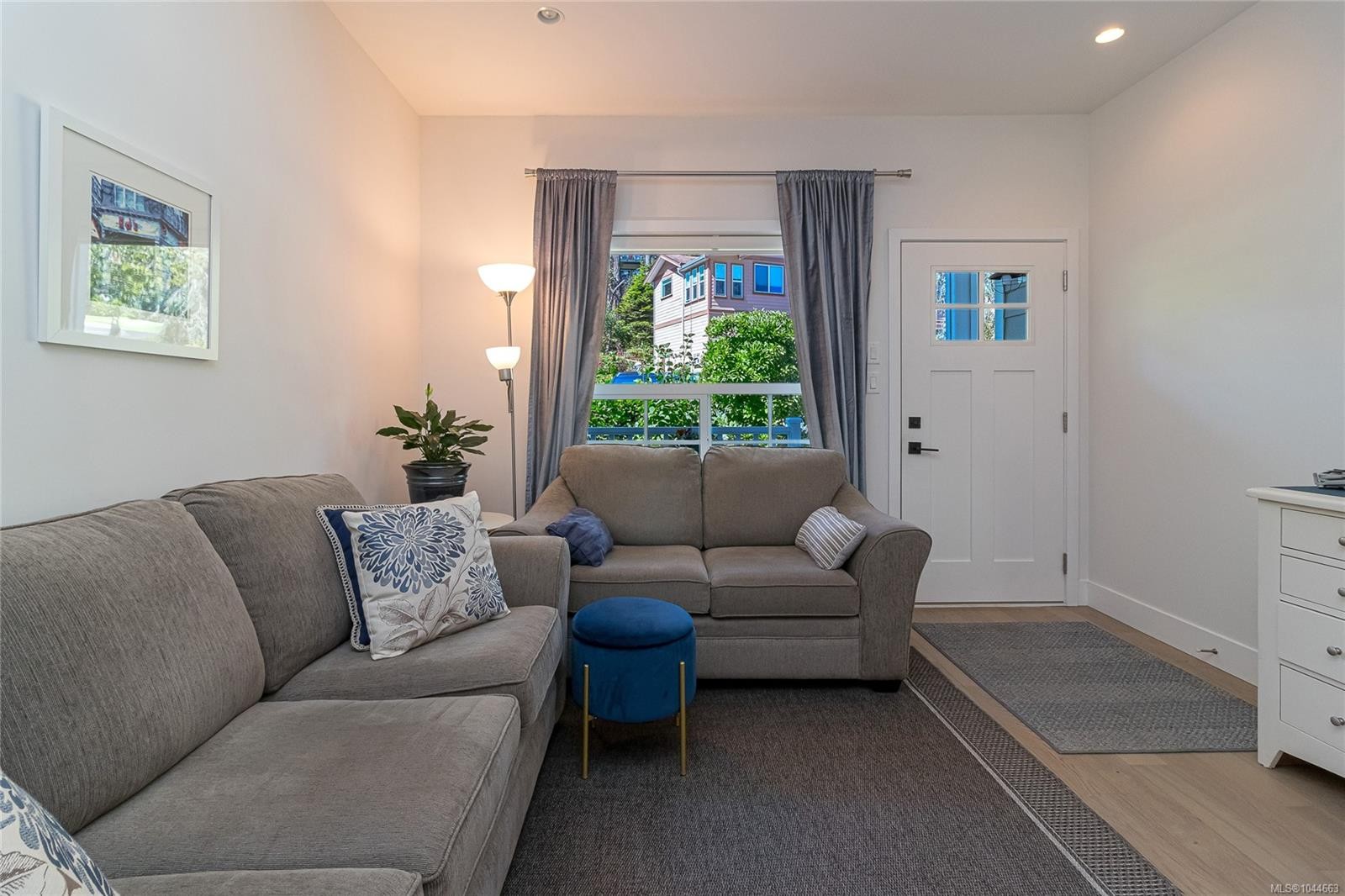#2-1649 Lloyd Pl, View Royal, BC