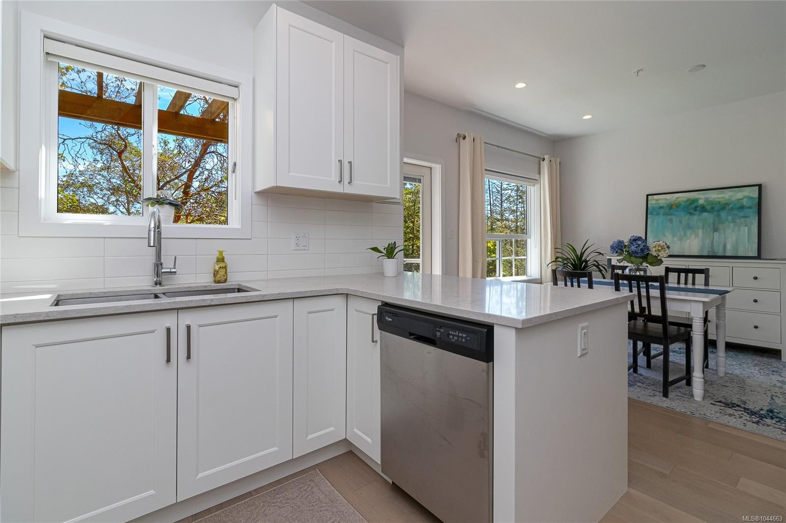 #2-1649 Lloyd Pl, View Royal, BC