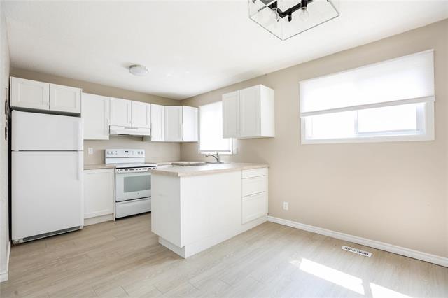 95 West Lake Cr, Winnipeg, MB - Indoor Photo Showing Kitchen