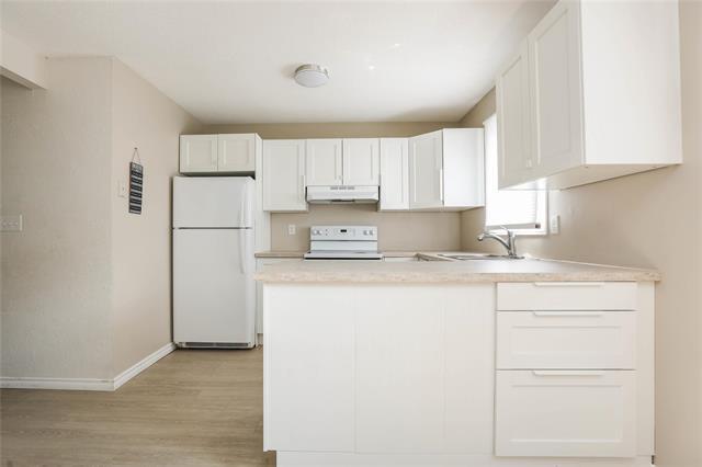 95 West Lake Cr, Winnipeg, MB - Indoor Photo Showing Kitchen