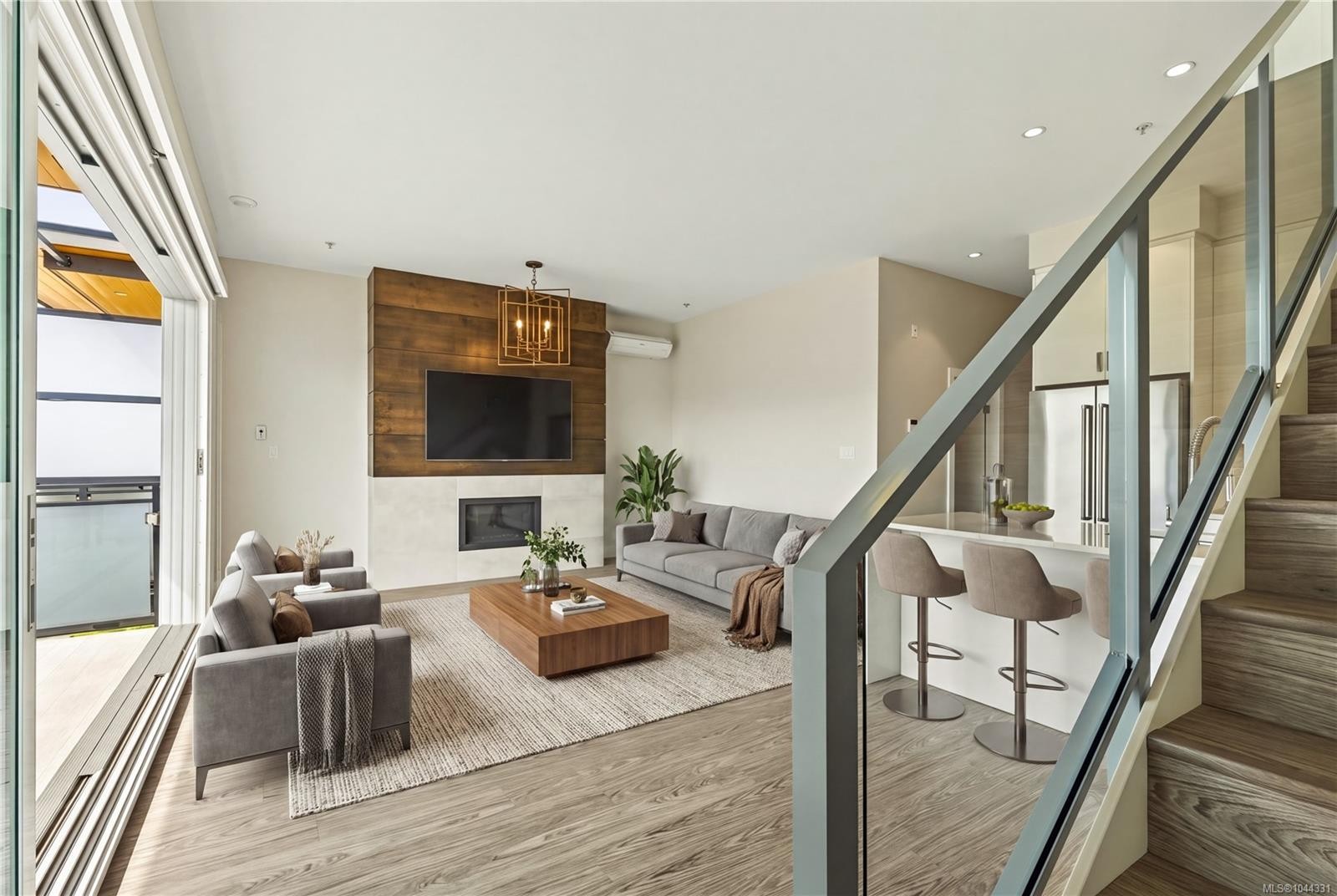 #607-91 Chapel St, Nanaimo, BC - Indoor With Fireplace