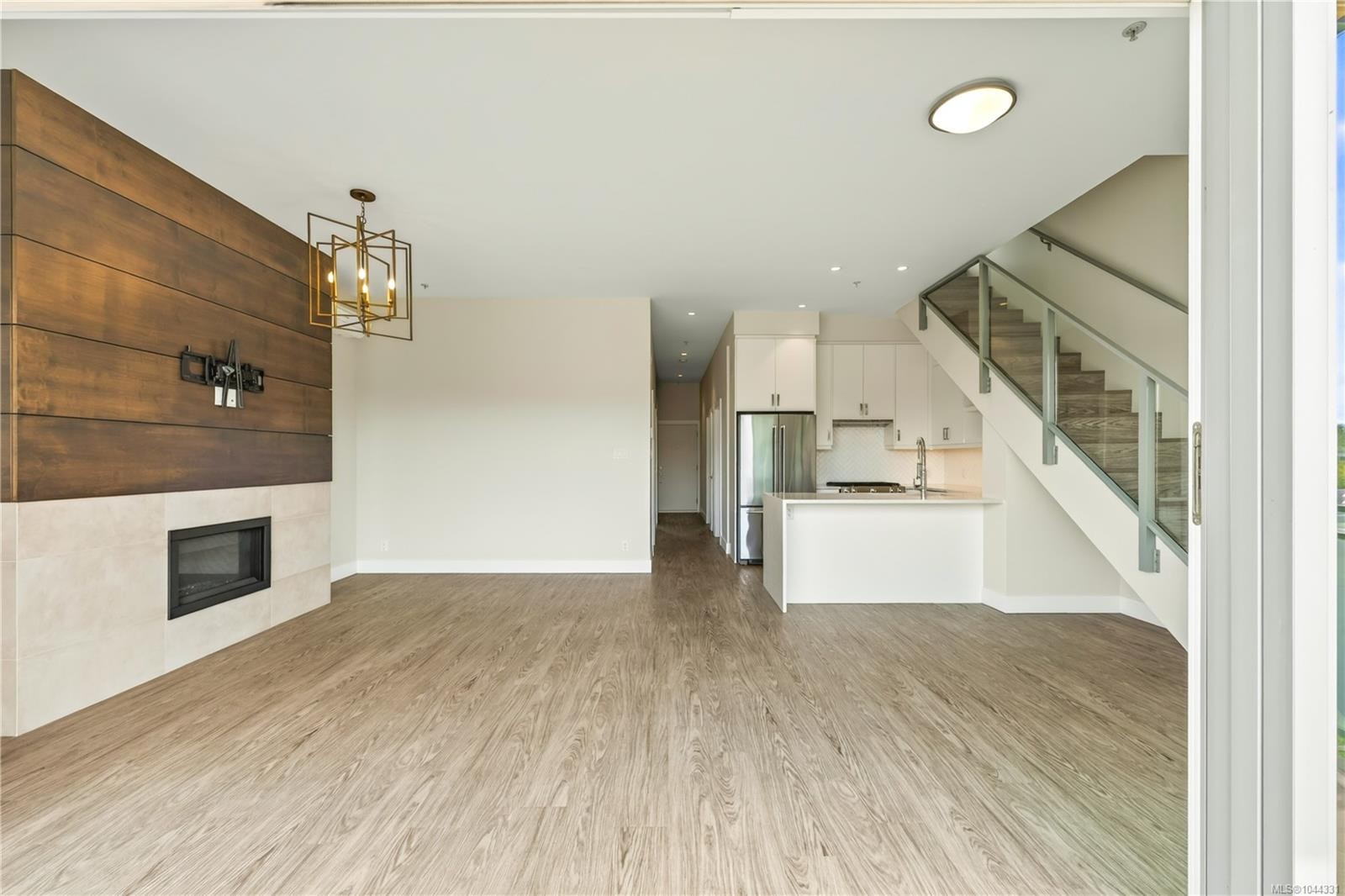 #607-91 Chapel St, Nanaimo, BC - Indoor With Fireplace