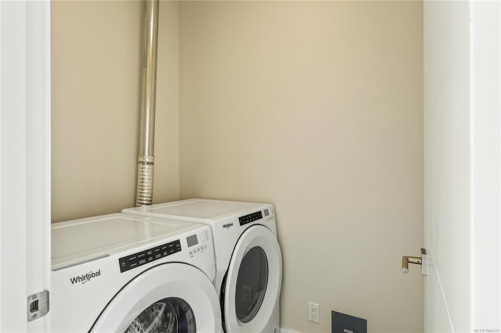 #607-91 Chapel St, Nanaimo, BC - Indoor Photo Showing Laundry Room