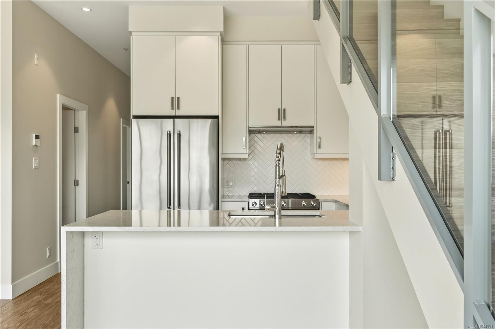 #607-91 Chapel St, Nanaimo, BC - Indoor Photo Showing Kitchen With Upgraded Kitchen