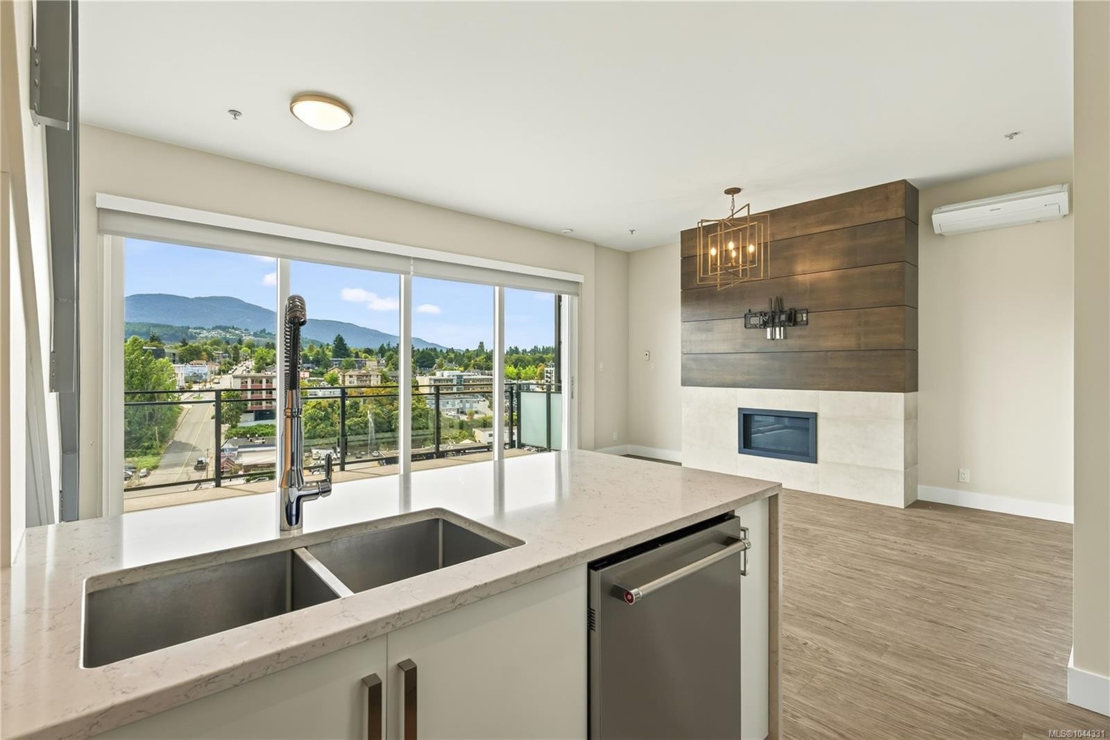 #607-91 Chapel St, Nanaimo, BC - Indoor Photo Showing Kitchen With Double Sink