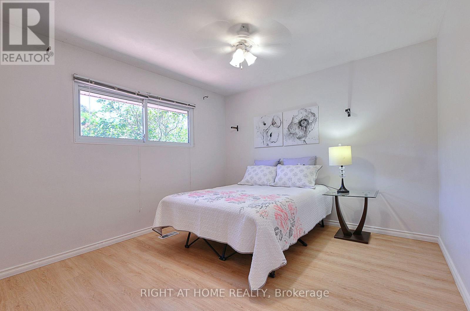 245 West 33Rd Street, Hamilton, ON - Indoor Photo Showing Bedroom