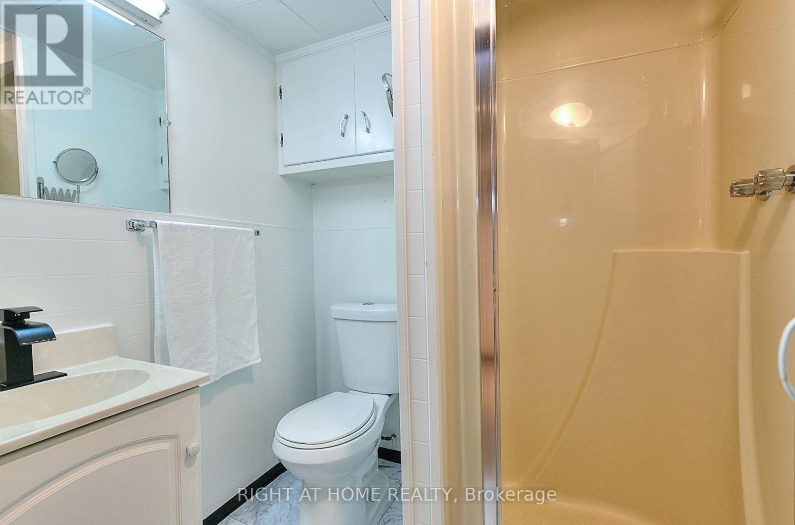 245 West 33Rd Street, Hamilton, ON - Indoor Photo Showing Bathroom