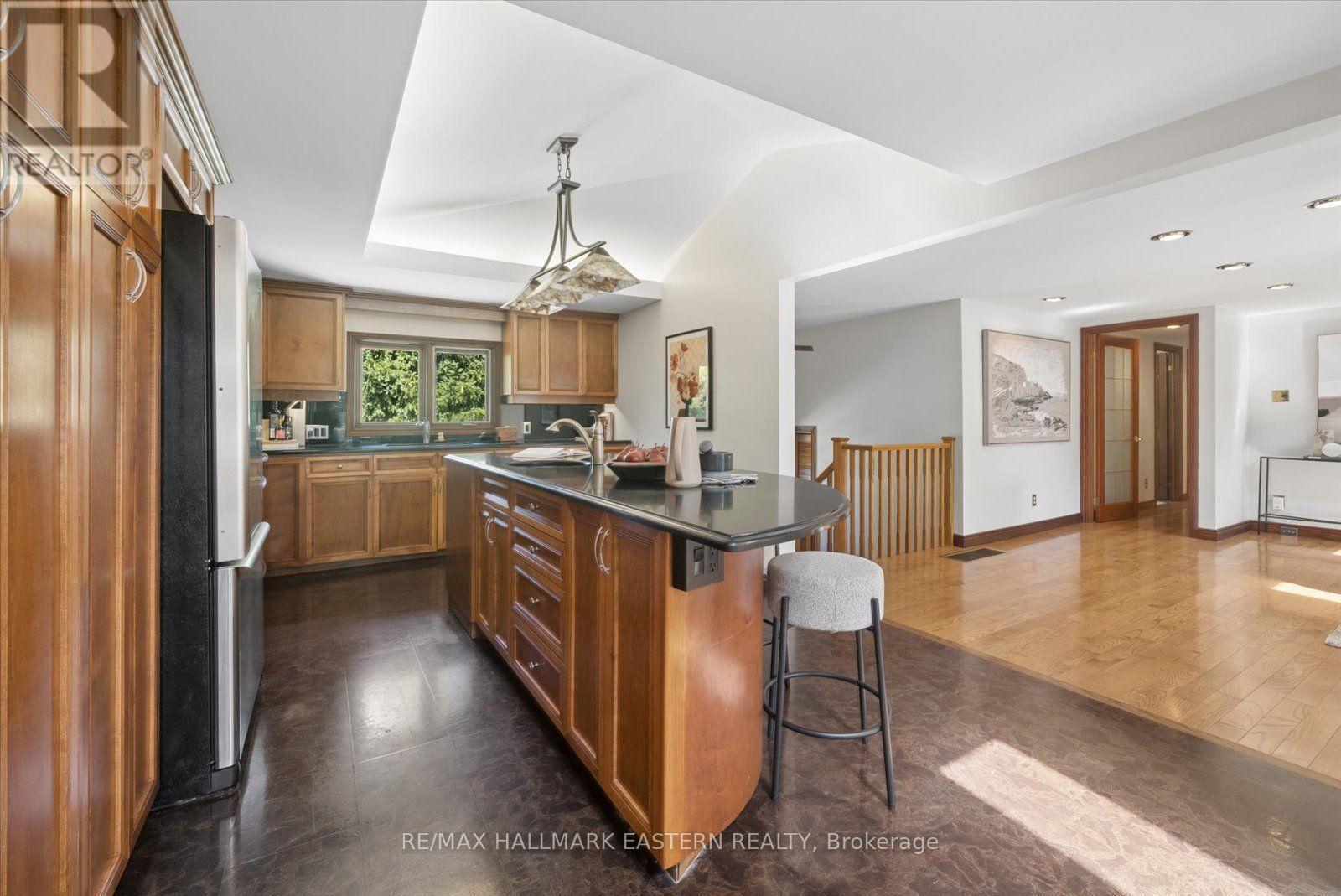 1041 Primrose Lane, Selwyn, ON - Indoor Photo Showing Kitchen
