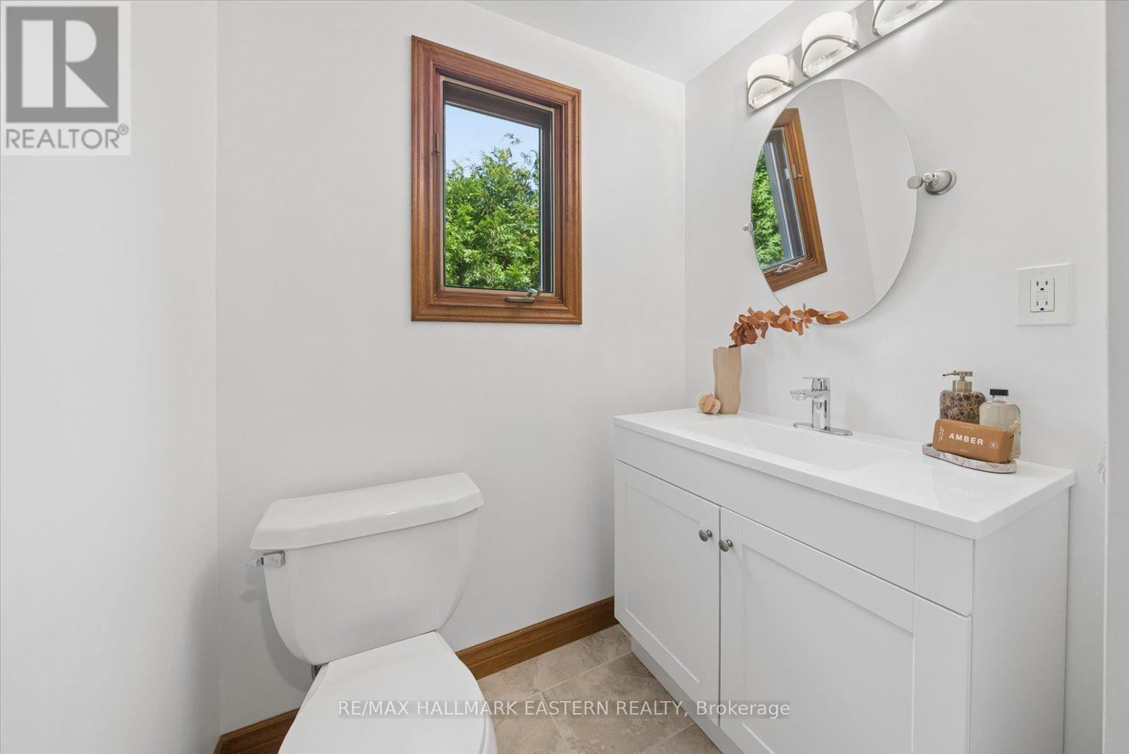 1041 Primrose Lane, Selwyn, ON - Indoor Photo Showing Bathroom