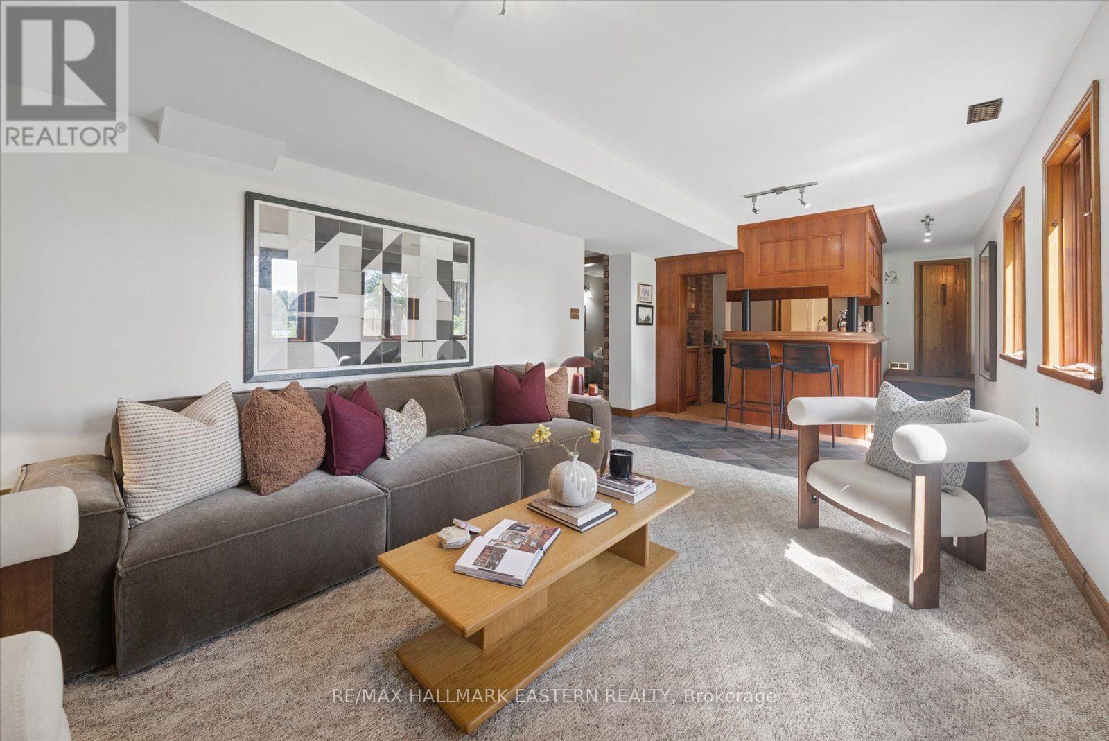 1041 Primrose Lane, Selwyn, ON - Indoor Photo Showing Living Room