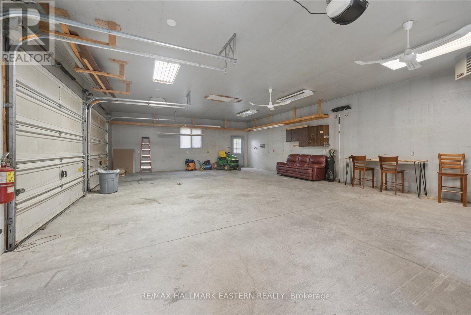 1041 Primrose Lane, Selwyn, ON - Indoor Photo Showing Garage