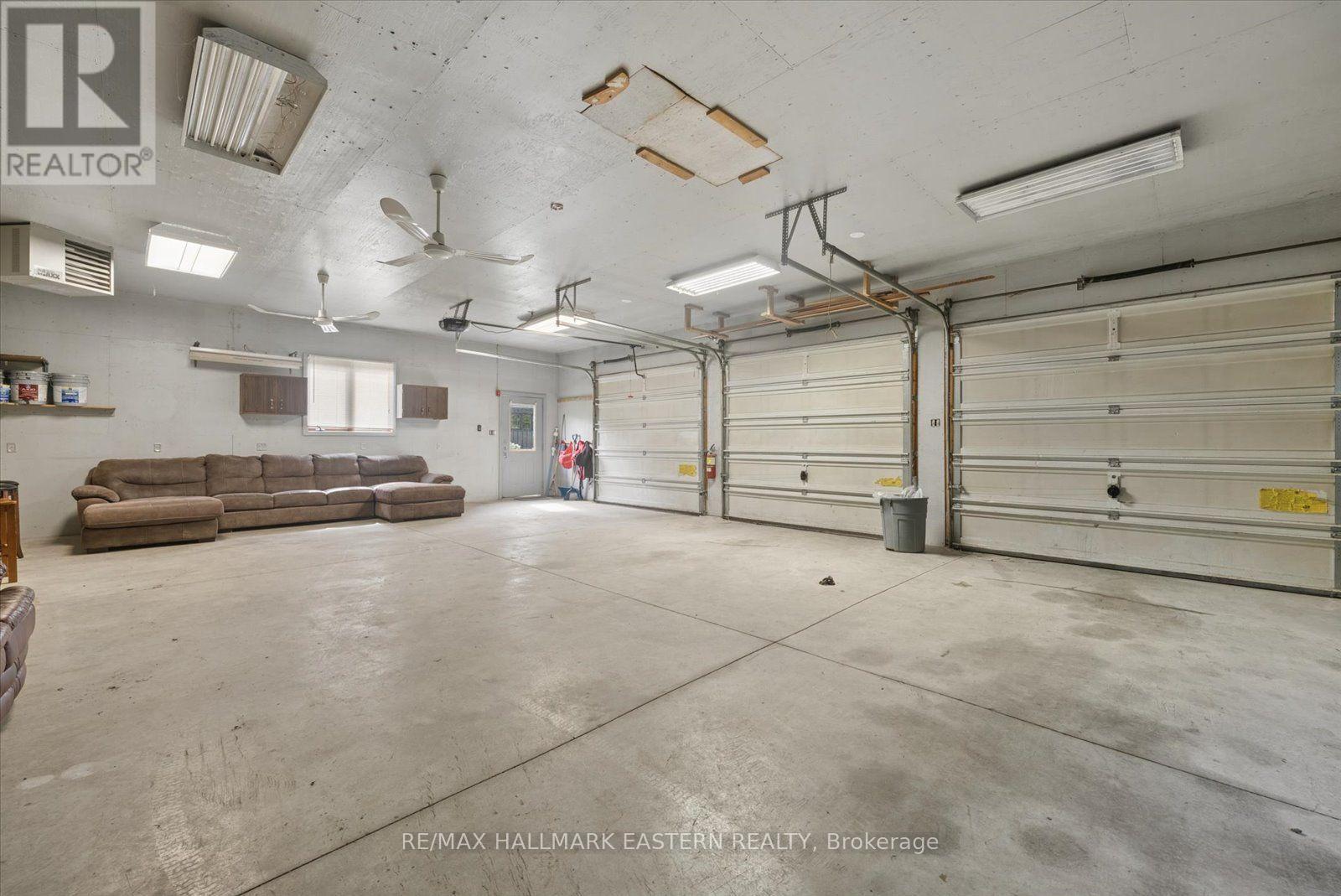 1041 Primrose Lane, Selwyn, ON - Indoor Photo Showing Garage