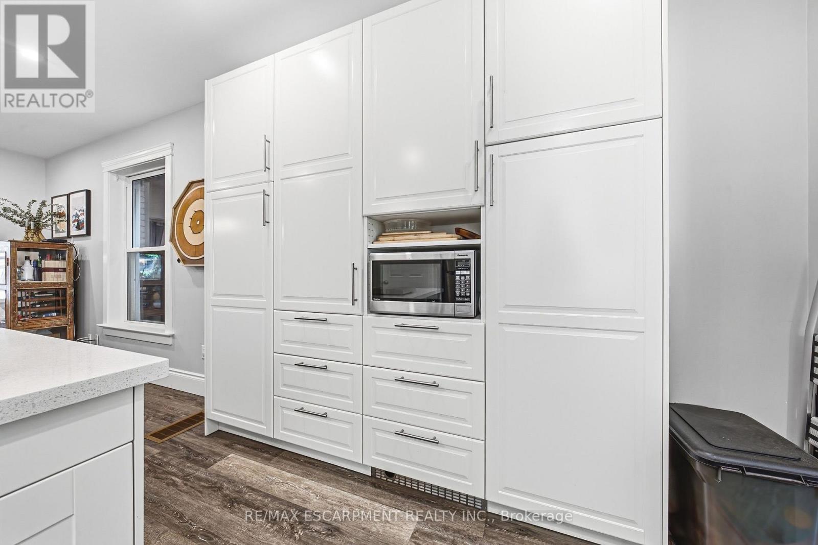 30 Cumberland Avenue, Hamilton, ON - Indoor Photo Showing Kitchen