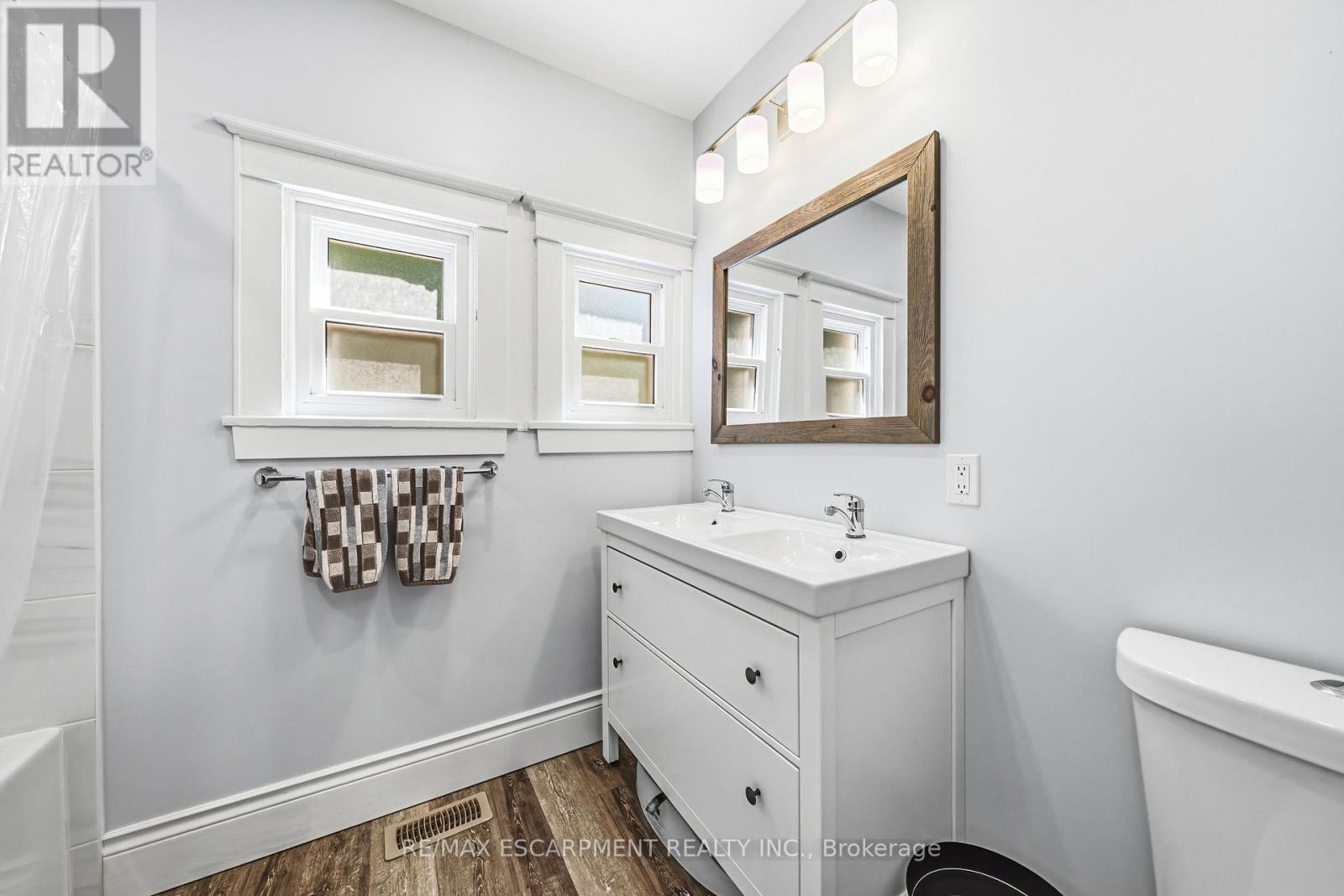 30 Cumberland Avenue, Hamilton, ON - Indoor Photo Showing Bathroom