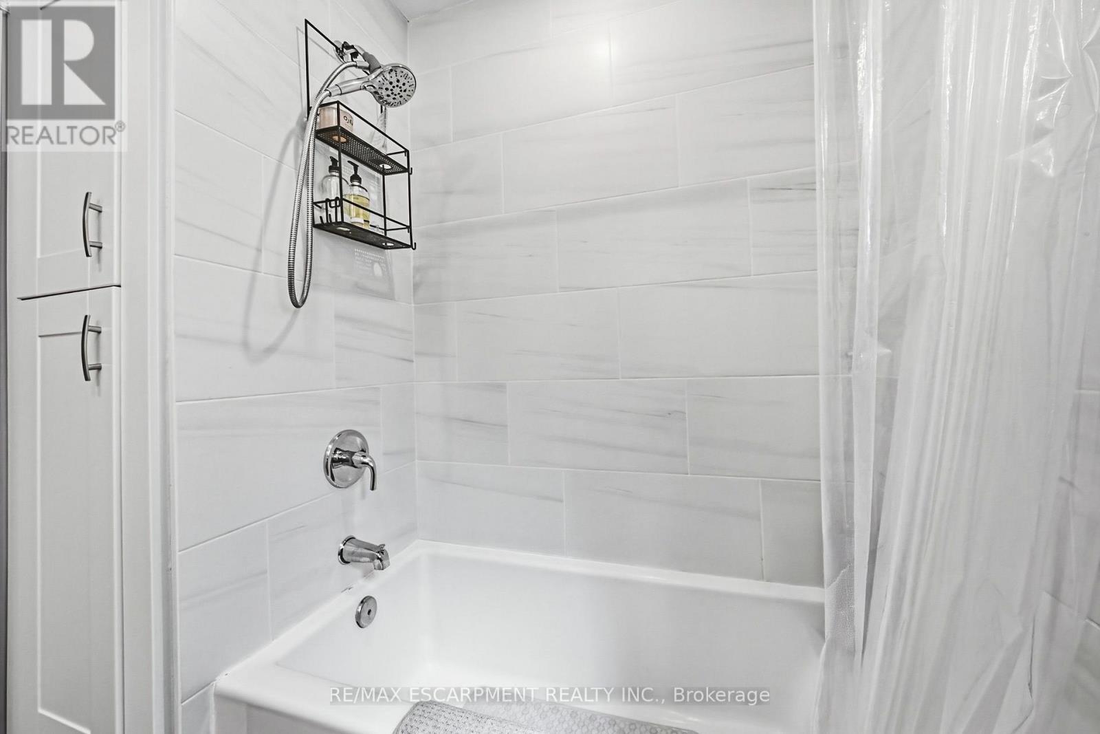 30 Cumberland Avenue, Hamilton, ON - Indoor Photo Showing Bathroom