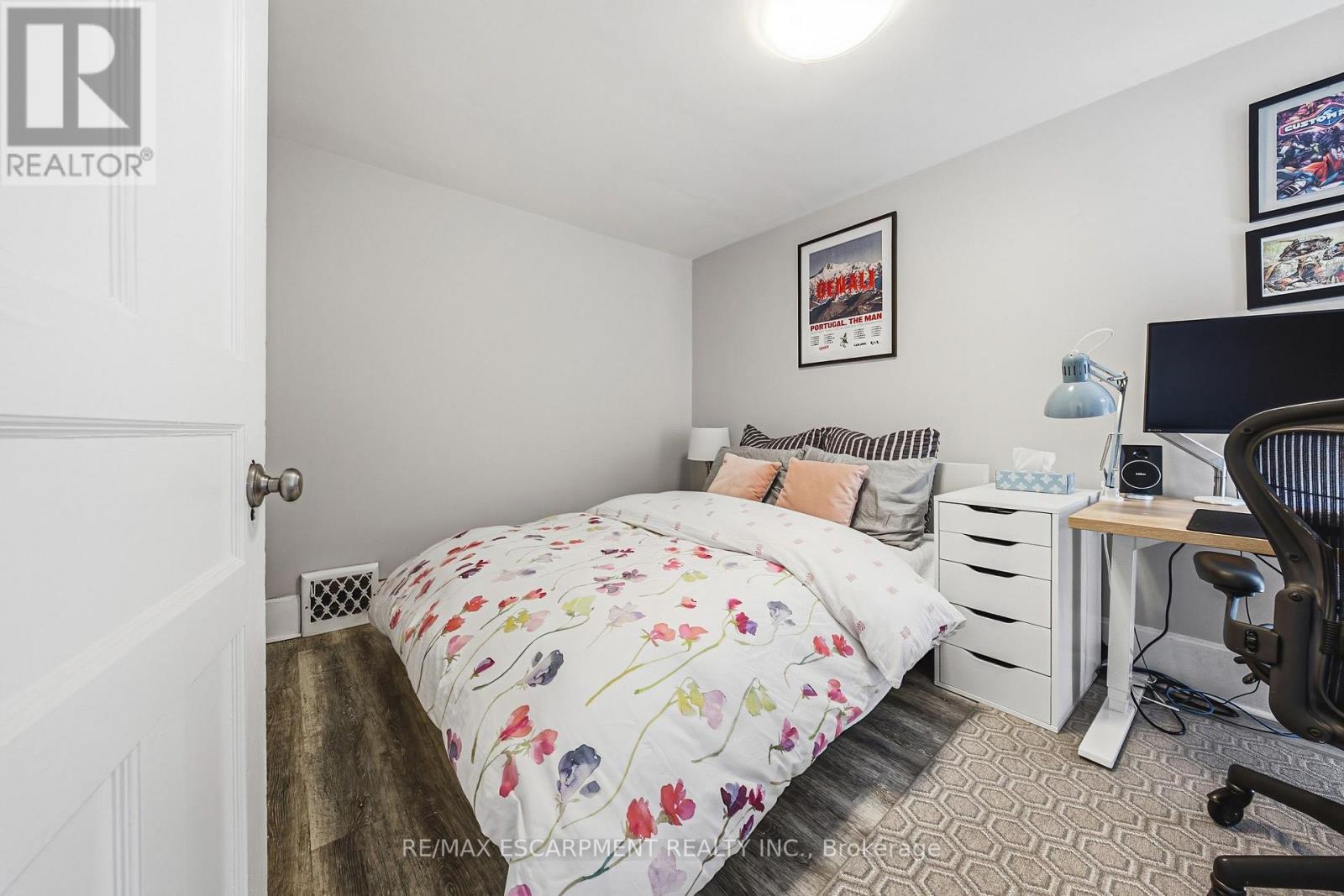 30 Cumberland Avenue, Hamilton, ON - Indoor Photo Showing Bedroom
