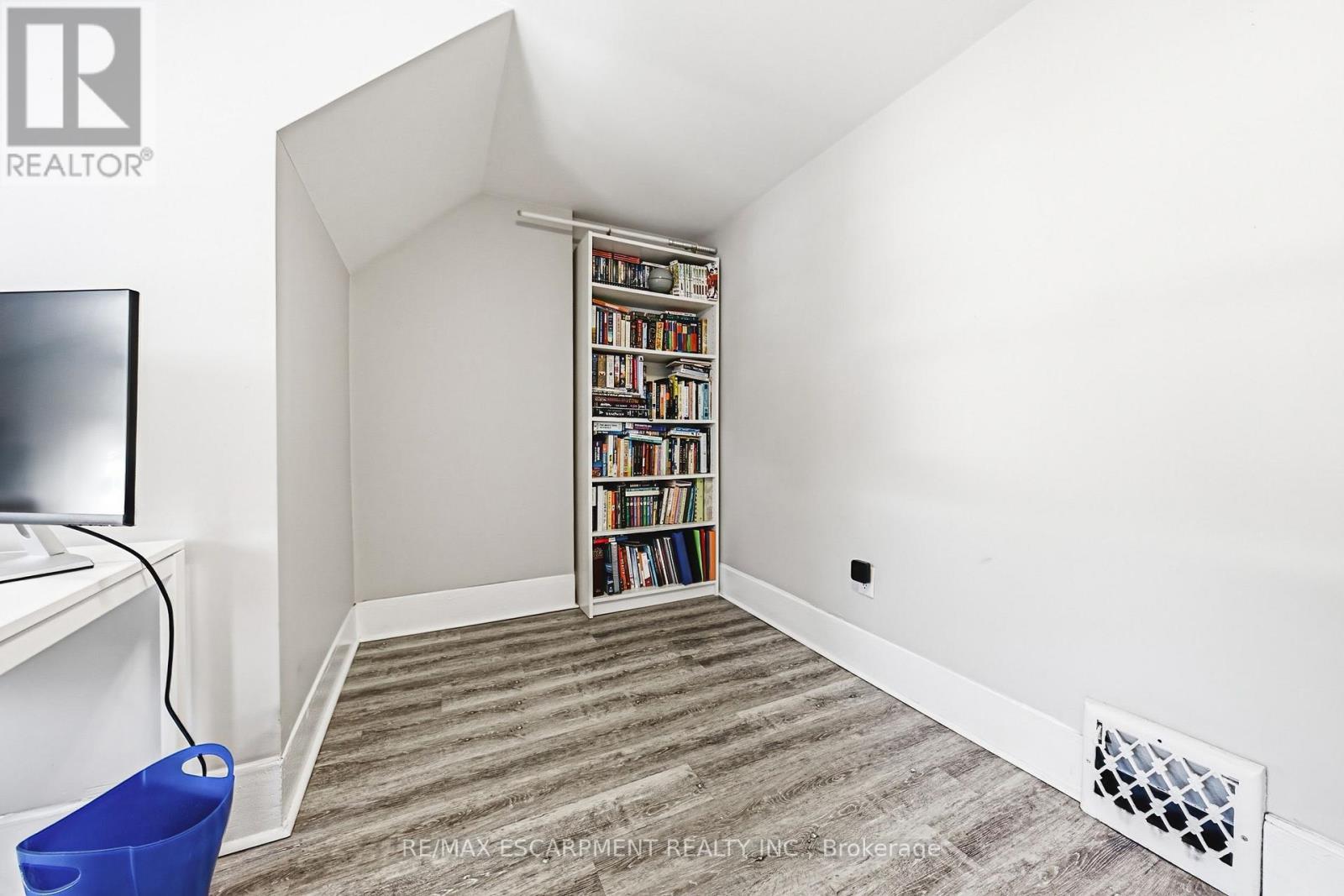 30 Cumberland Avenue, Hamilton, ON - Indoor Photo Showing Other Room