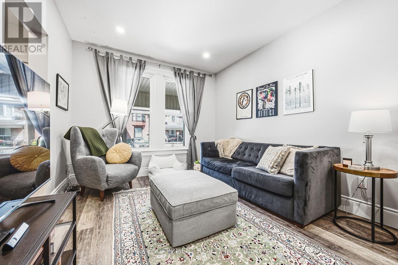 30 Cumberland Avenue, Hamilton, ON - Indoor Photo Showing Living Room