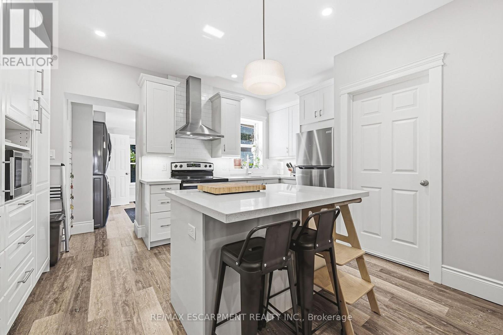 30 Cumberland Avenue, Hamilton, ON - Indoor Photo Showing Kitchen With Upgraded Kitchen