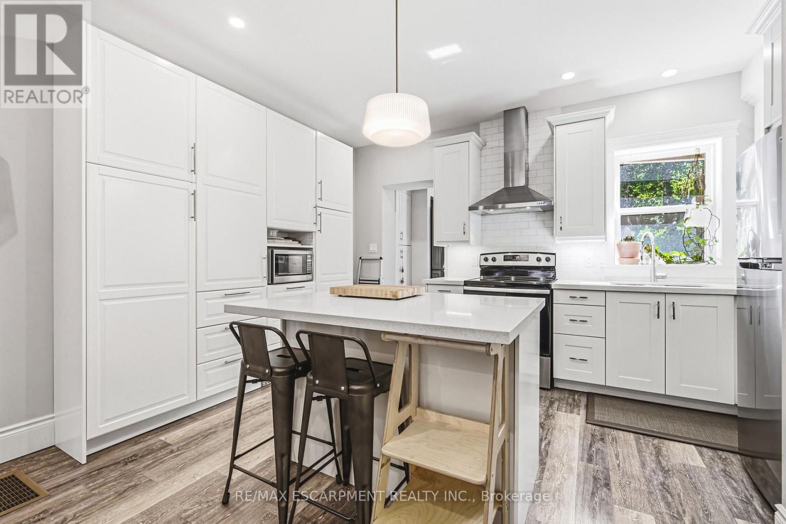 30 Cumberland Avenue, Hamilton, ON - Indoor Photo Showing Kitchen With Upgraded Kitchen
