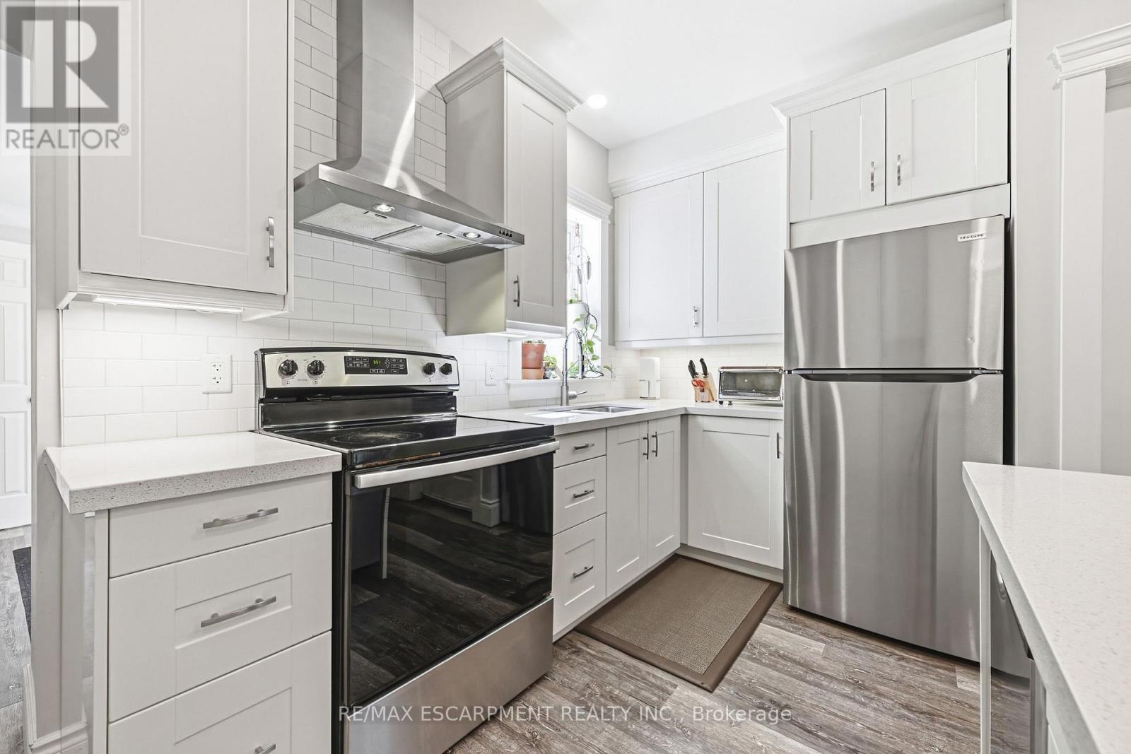 30 Cumberland Avenue, Hamilton, ON - Indoor Photo Showing Kitchen