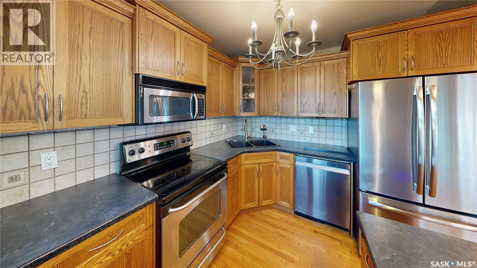 6524 Dewdney Avenue, Regina, SK - Indoor Photo Showing Kitchen With Stainless Steel Kitchen With Double Sink