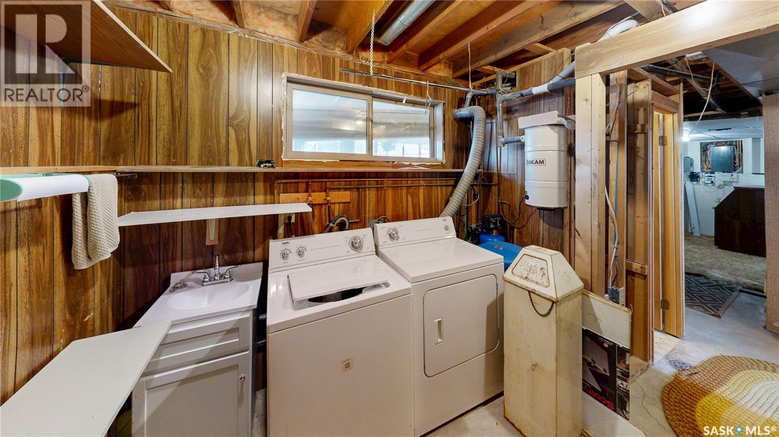 6524 Dewdney Avenue, Regina, SK - Indoor Photo Showing Laundry Room