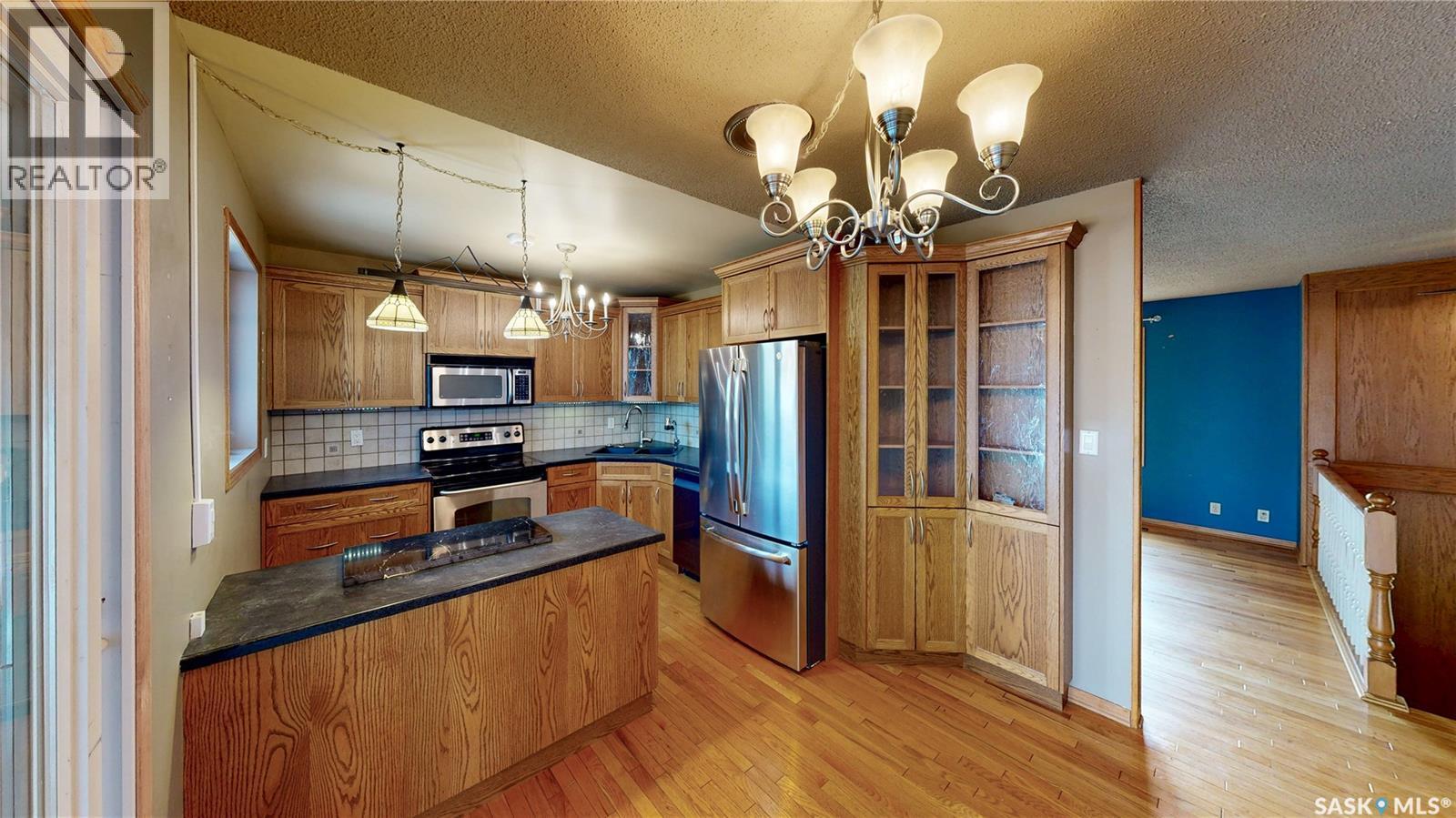 6524 Dewdney Avenue, Regina, SK - Indoor Photo Showing Kitchen With Stainless Steel Kitchen